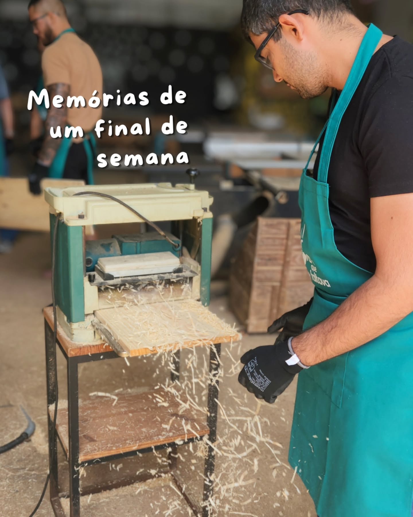Isso é o que acontece em um final de semana na nossa casa durante o curso de marcenaria! 🪵✨
Nosso #tbt de hoje é relembrando a nossa 75ª turma ensinando pessoas que querem desenvolver uma habilidade nova e útil para si próprias! São dois dias de muito aprendizado e trocas sobre marcenaria e sobre a vida, além de muita serragem, barulho de máquina e, acima de tudo, a satisfação de fazer com as próprias mãos.
Começando o curso pelo entendimento teórico sobre material, projeto e plano de corte, a parte prática passeia por todo o processo de usinagem e preparação da madeira, até chegar nas técnicas de montagem e acabamento da peça. Em dois dias, cada aluno desenvolve, do início ao fim, o seu primeiro móvel feito totalmente por ele.
Não é sobre construir móveis, é sobre autonomia nos afazeres do dia a dia, sobre uma prática terapêutica que entrega muito mais que soluções para a nossa rotina: entrega momentos de qualidade se desafiando, errando, aprendendo, conquistando e evoluindo.
Parabéns pela conquista pessoal, turma! Bem-vindos à nossa comunidade! 👊⚒️
🙋♀️QUER VIVER ESSA EXPERIÊNCIA EM ABRIL? Nossas próximas turmas já estão com vagas abertas (e limitadas!).
Deixe sua dúvida aqui ou entre em contato
#eraoquefaltava #cursodemarcenaria #escolademarcenaria marcenariacompartilhada