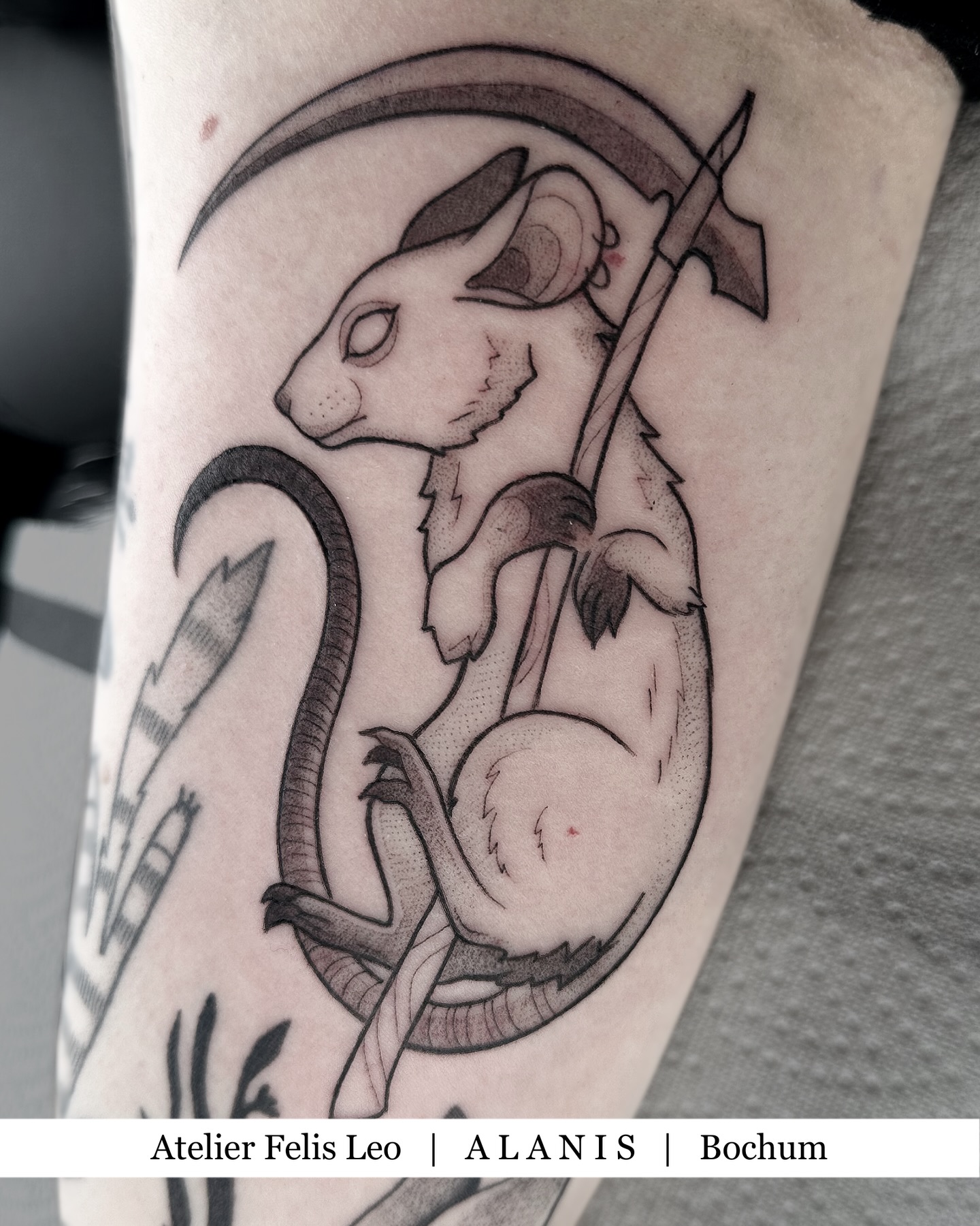 Süß trifft wild - eine Ratte mit einer Sense, gestochen von @misspumpkin_tattoo 🧡 #cutetattoo #ink #bochum #tattoo #tattooideas