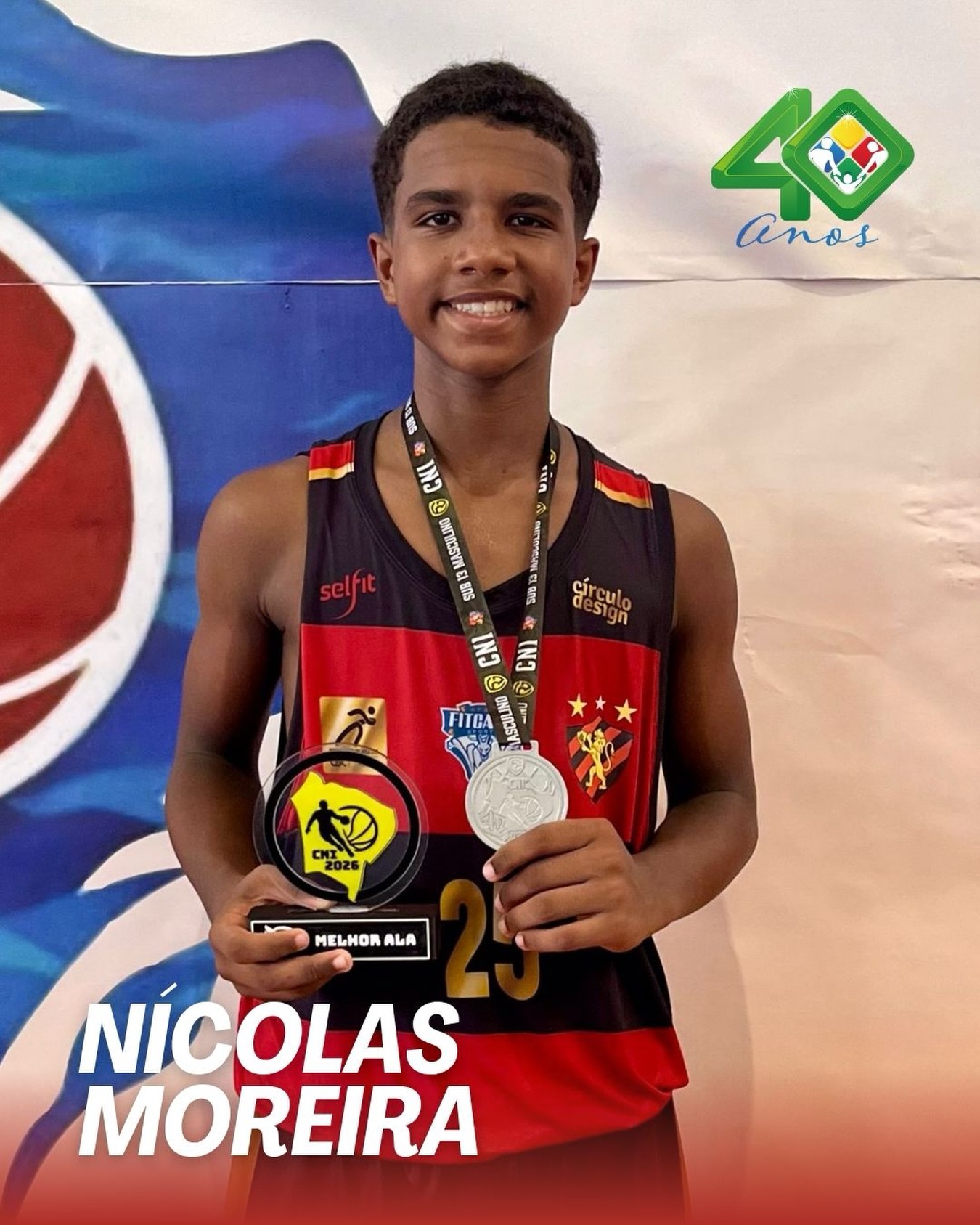 O aluno Nicolas Moreira, Oitavo ano M1, foi eleito o melhor Ala Armador na categoria SUB 13 da Copa Nordeste Interclubes de Basquete 2026, realizada no Rio Grande do Norte.
O reconhecimento faz parte da seleção dos destaques da competição, e reúne cinco atletas, um em cada posição, formando o Quinteto Ideal do evento.
Parabéns, Nicolas!
Seguimos na torcida por ainda mais conquistas!