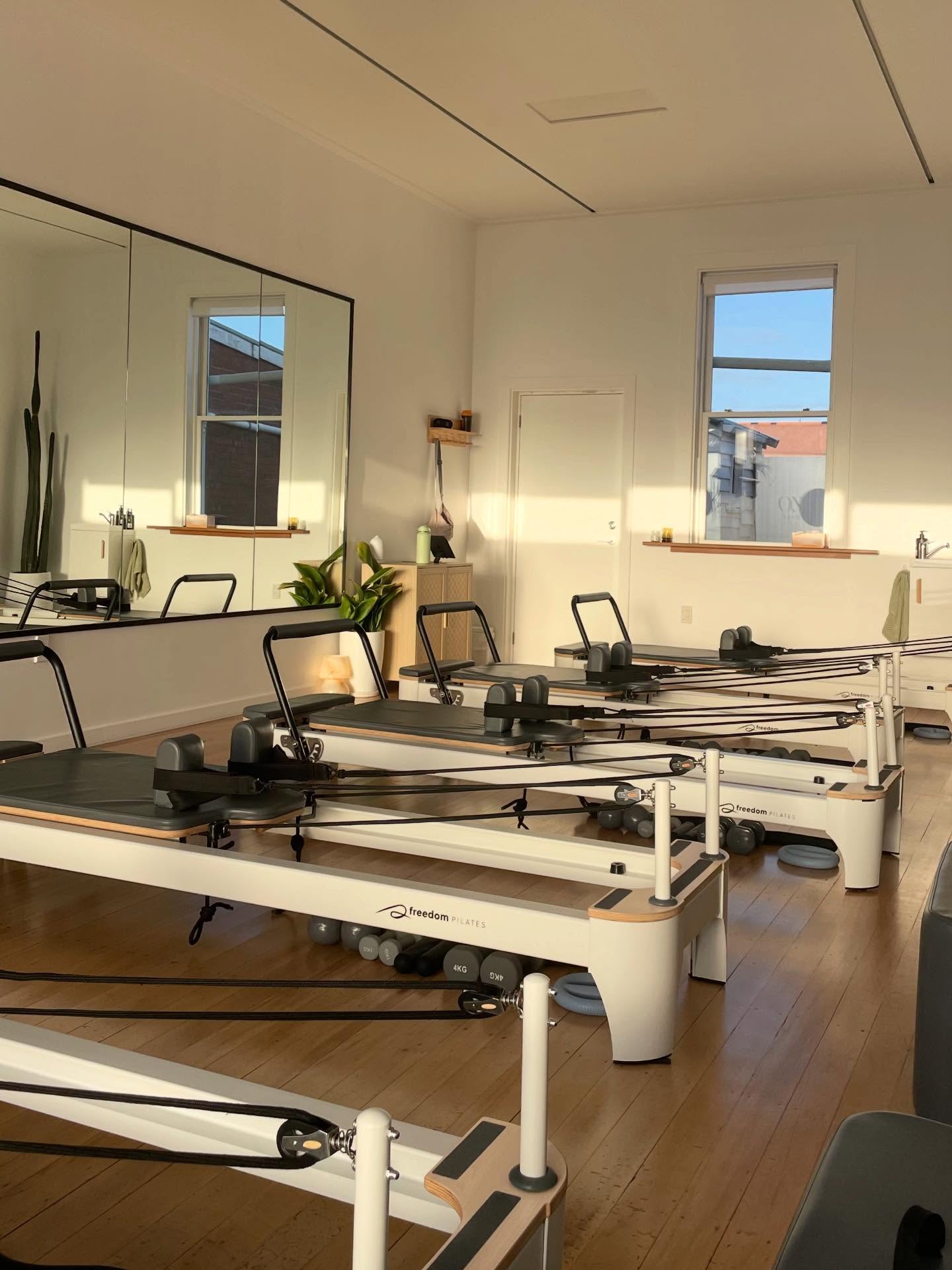 Cooler outside, still feeling good in here 🤍
#reformerpilates
#pilatesnz
#onformstudio
#movefeelgood
#slowerstart
