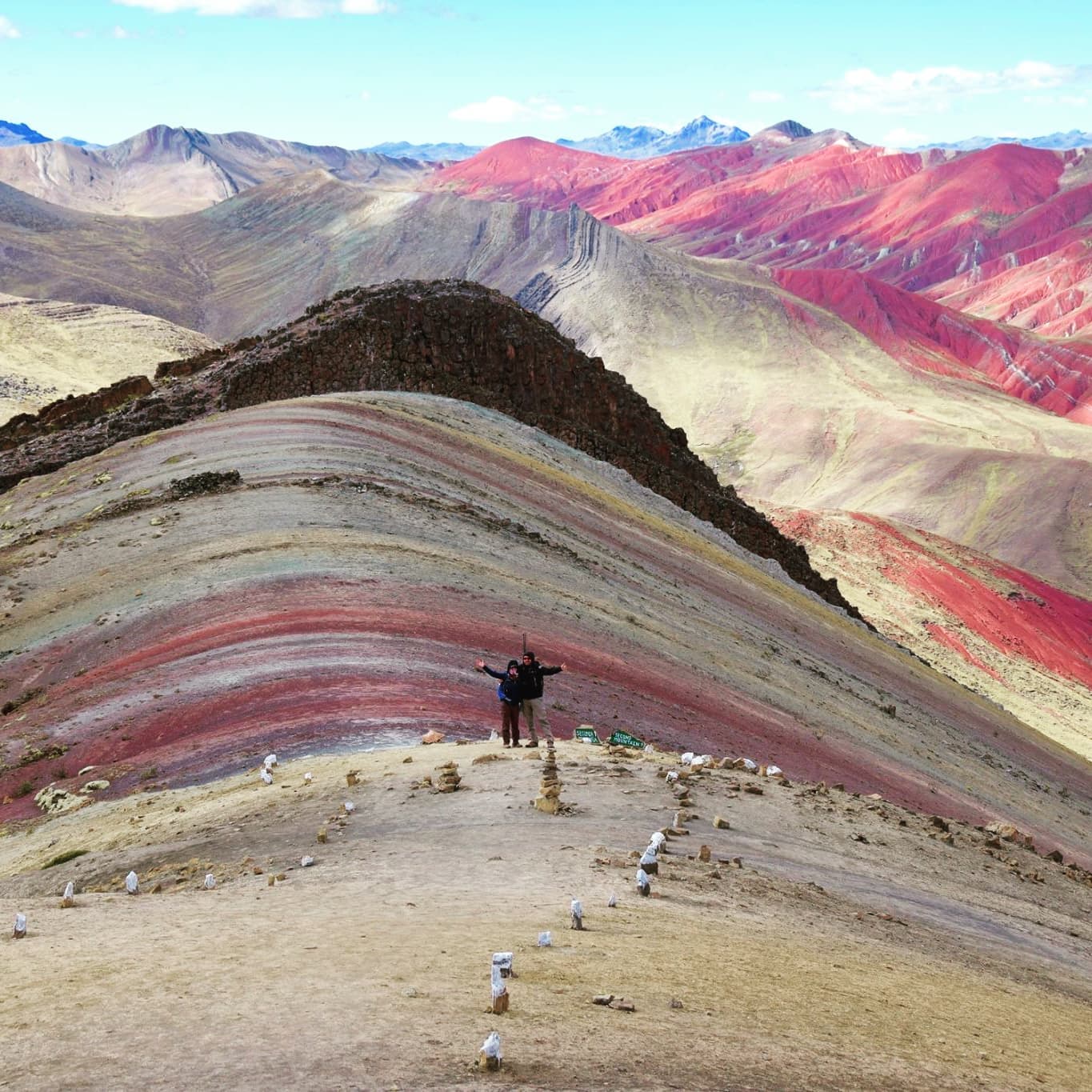 Palccoyo, con i suoi 4.900 mt. di altitudine, è il nome di una comunità che si trova nell'area di Combapata e che custodisce al suo interno una zona paesaggistica davvero spettacolare fatta di montagne arcobaleno 🌈 e boschi di pietra 🪨 il tutto coronato da sua maestà l'Apu Ausangate 🏔
Meno conosciuta rispetto alla più famosa sorella Montagna Arcobaleno o Vinicunca, la cui foto ormai si vede dappertutto, ma a livello di spettacolo della natura è di uguale splendore se non di più, oltre al fatto che occorre molta meno fatica per poter ammirare questo bellissimo paesaggio.
Se volete conoscerla, se volete partire con noi ed inserirla nel vostro itinerario seguiteci, scriveteci in privato e andate a compilare il form sul nostro sito al seguente link:
➡️ http://t.ly/DXin
Uno dei nostri esperti travel designer si metterà in contatto con voi per aiutarvi a organizzare il vostro viaggio in questo fantastico paese...
Noi siamo pronti, il Perù vi aspetta 🇵🇪
www.peruresponsabile.it
.
.
#peruresponsabile #turismoresponsabile #turismocomunitario #ruraltourism #turismorural #peru4x4 #perutravel #visitperu #peru #perutrip #travel #discoverperu #peruhermoso #palccoyo #rainbowmountain #perumaravilloso #perumagico