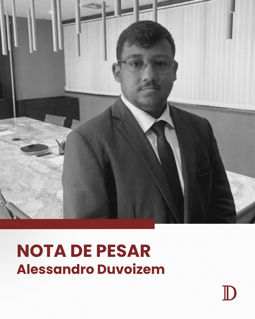 | Nota de Pesar
É com profunda tristeza que a Destro, Empresa Júnior de Direito da UFRJ recebe a notícia do falecimento de Alessandro Duvoizem.
Alessandro fez parte da nossa história em um dos momentos mais desafiadores: o ano de 2020, durante a pandemia. Com dedicação genuína, esteve presente diariamente, sempre trazendo ideias, propondo melhorias e impulsionando o crescimento da nossa organização. Foi também quem iniciou a aproximação com outras Empresas Juniores e incentivou a construção de um ambiente mais colaborativo, promovendo capacitações e fortalecendo os laços entre os membros.
Mais do que tudo isso, Alessandro será lembrado pela sua presença constante, pelo cuidado genuíno com as pessoas e pela forma generosa, leve e comprometida com que se colocava em tudo o que fazia.
Neste momento de dor, nos solidarizamos com familiares, amigos e todos que tiveram o privilégio de conviver com ele.
Que sua memória siga viva em cada pessoa que foi tocada por sua caminhada. 🖤