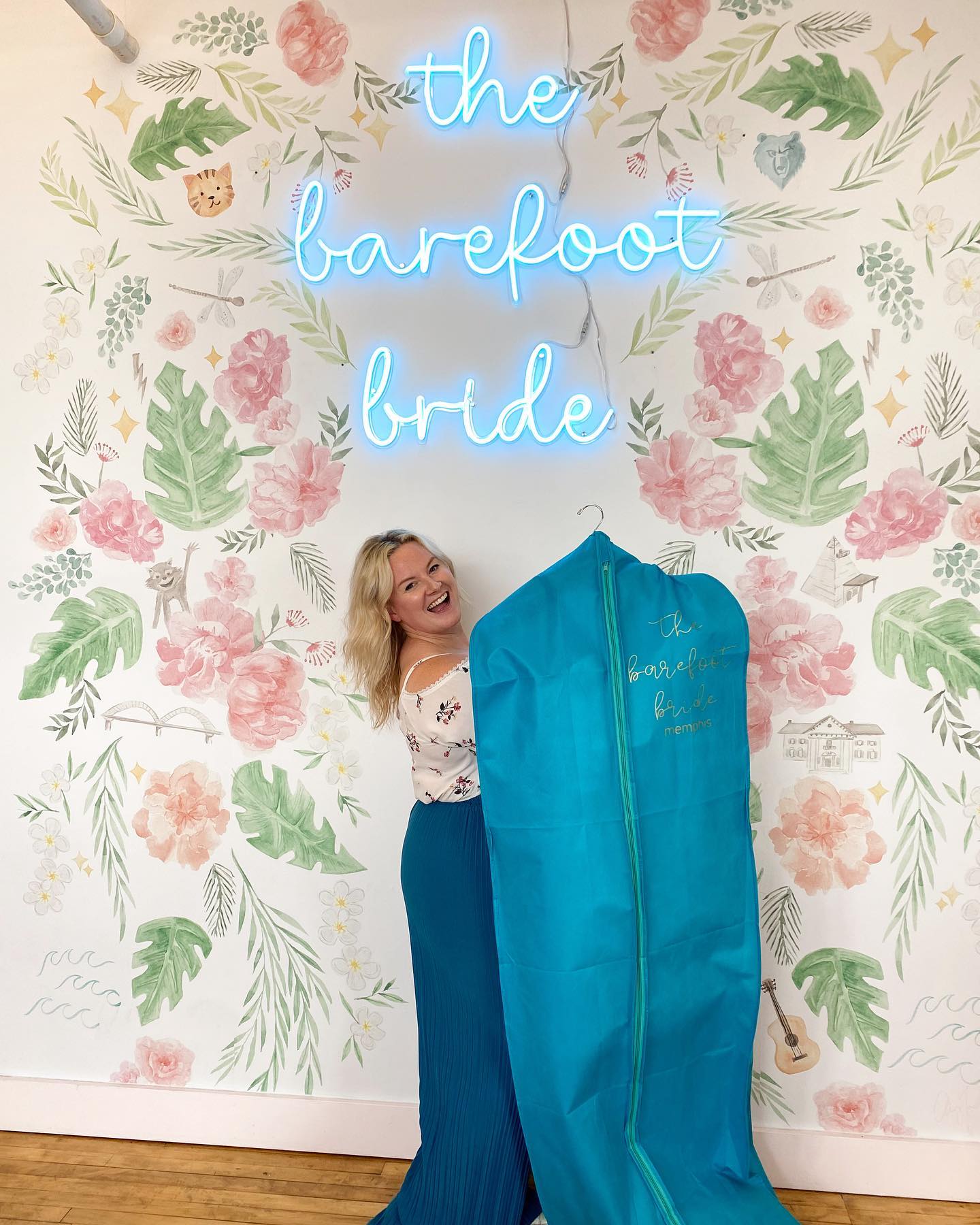 In the words of my sister, Jackie: Ring it up. ✨🥰
#syttd #yestothedress #thebarefootbride #weddingdress @the_barefoot_bride