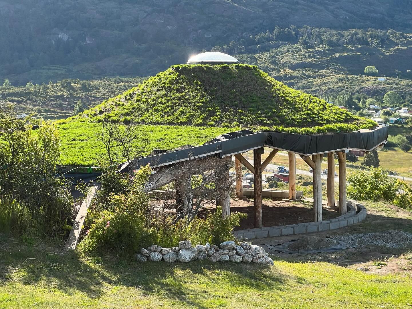 Paso a paso vamos avanzando con este gran sueño de la escuela libre de permacultura. Un lugar donde muchas personas vendrán a aprender y a enseñar; un lugar en donde juntos encontraremos respuestas y soñaremos en grande. Un espacio abierto para todos los que quieran ser parte de este cambio tan necesario!