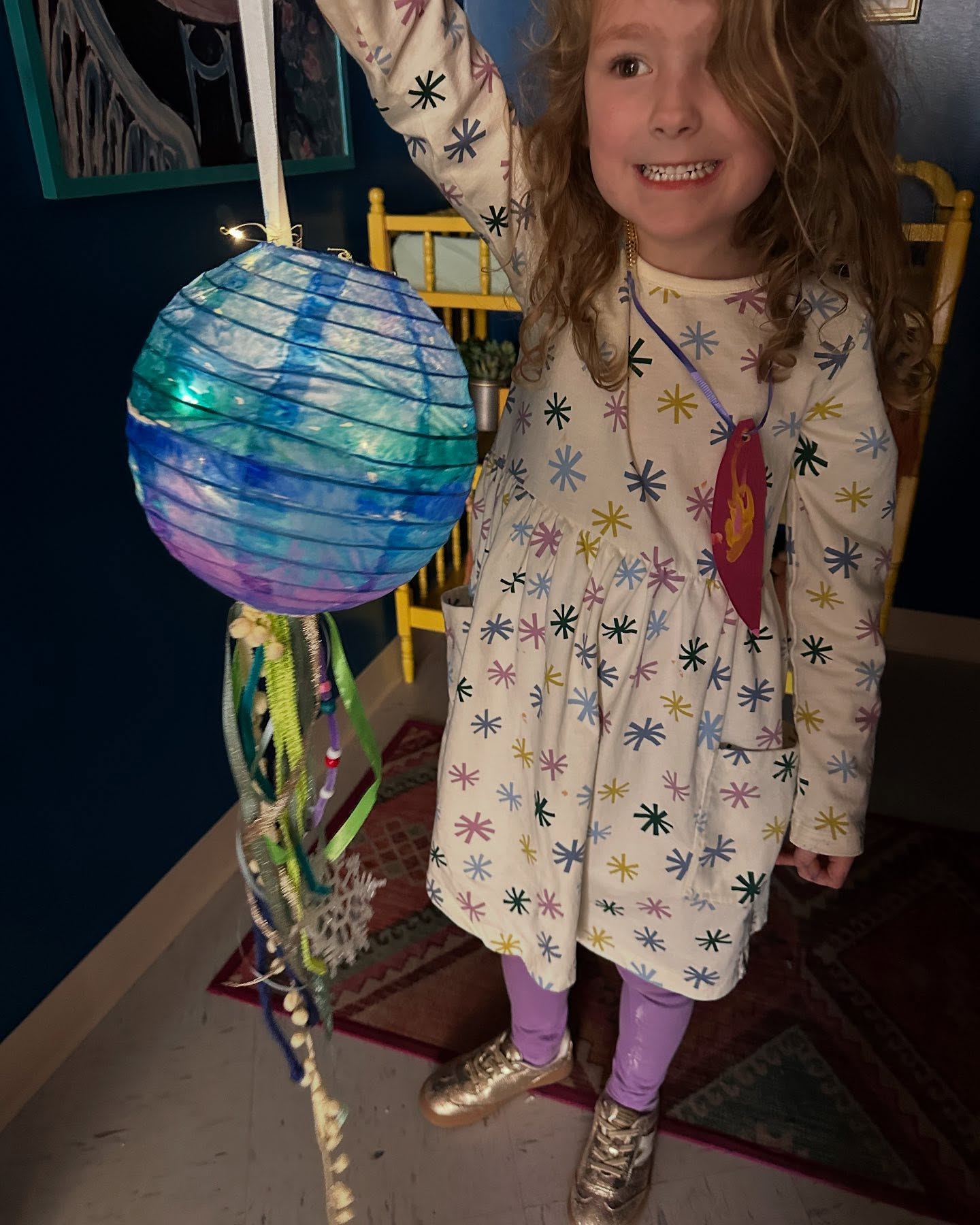 Winter paper lanterns workshop tomorrow! Preschool 10-11am and Elementary 11:30-12:30pm. Sensory play, sweet treats and lanterns with fairy lights!! ❄️🏮🧚🍩🎨