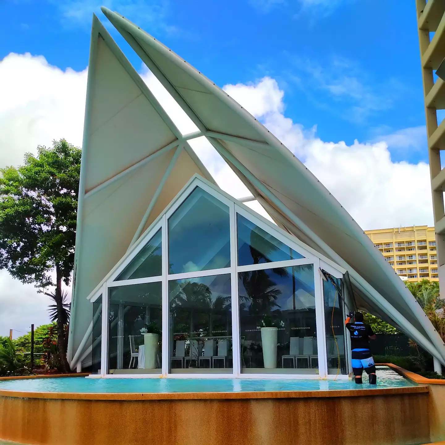 Renewing Views! Our forté
@ #southpacificbridal #hiltoncairns
#windowcleanersdirect #renewyourview #cairns #windowcleaners #cairnsesplanade