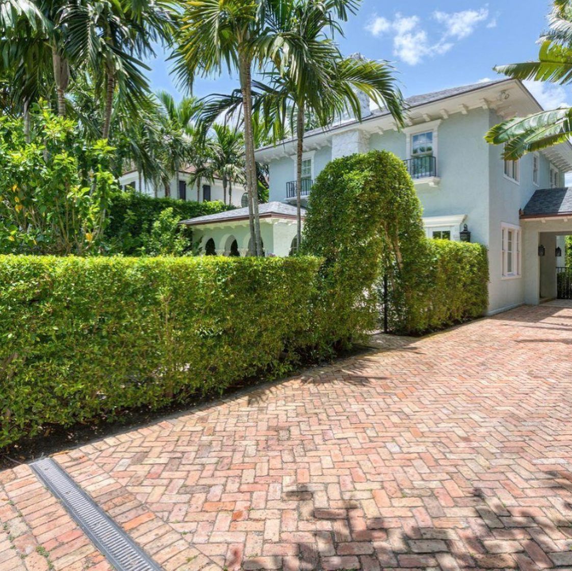 211 Seabreeze Ave, PB, 33480.
This 2,700 sq ft house on one of the coveted streets of Palm Beach has 3 beds/2.5 baths in the main house with a separate guest cottage! It just sold for $6.5M when it was listed for $5.9M. #palmbeachporches #palmbeach #palmbeachrealestate
