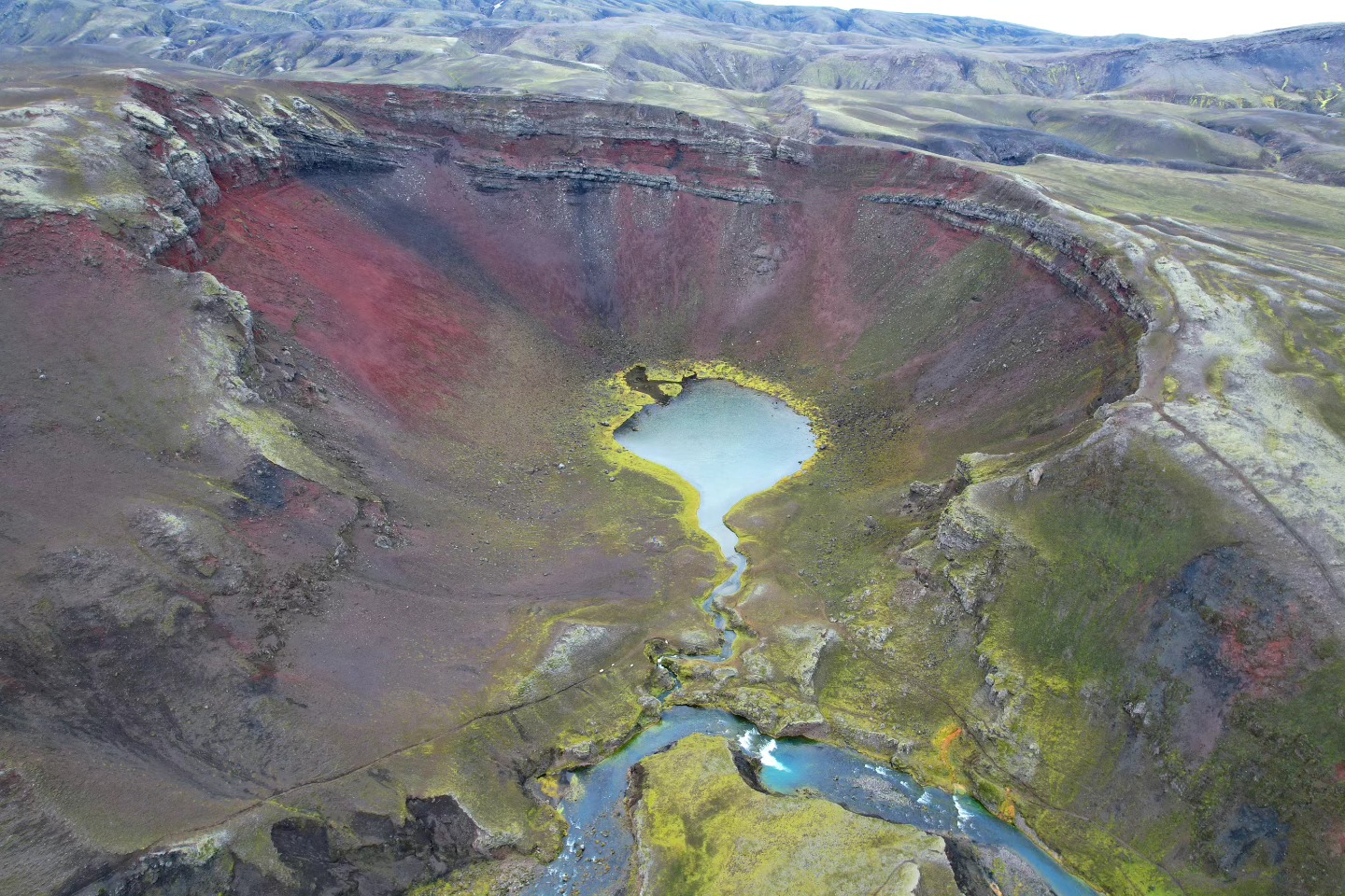 Iceland 🇮🇸
- Rauðibotn -
Signifiant littéralement "fond rouge" le cratère de Rauðibotn fait parti de ces incroyables paysages que seul l'Islande peut offrir.
Ce véritable joyau méconnu des hautes terres est totalement isolé au sud de la réserve naturelle de Fjallabak et nécessite d'emprunter plusieurs longues pistes 🚙 pour y parvenir.
Une source prend naissance en son centre formant un petit lac entouré de mousses d'un vert fluo 💚 presque surnaturel ! Que de contrastes avec le rouge et noir des roches volcaniques❤️ 🖤 et le bleu de la rivière Hólmsá 🩵 qui s'écoule du grand lac Hólmsárlón en arrière-plan.
.
.
.
.
.
#iceland #iceland🇮🇸 #visiticeland #icelandphotography #iceland_photography #icelandroadtrip #icelandnature #icelandicnature #traveliceland #guidetoiceland #exploreiceland #icelandsecret #icelandscape #icelandadventure #iloveiceland #discovericeland #icelandexplored #southiceland #southiceland🇮🇸 #visitsouthiceland #landscapephotography #wonderful_places #discovernature #roamtheplanet #discoverearth #awesome_earthpix #beautifuldestinations #icelandichighlands #rauðibotn