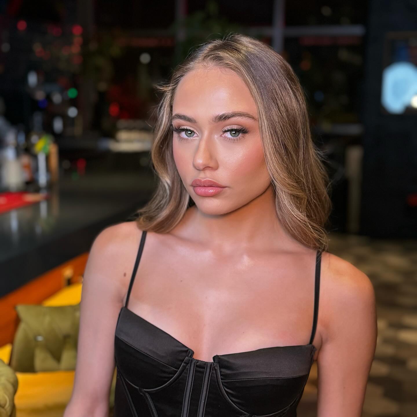 We love a bronzy look 🔥🔥 makeup on beautiful @kaylaa.lannii
#glow #makeup #makeupaddict #instaglam #mtl #montreal #canadamakeupartist #dewyskin #glowmakeup #glammakeup #beauty #natashadenona #mua #makeupartistworldwide #mua #makeupartist #dior #armanibeauty #motd #wakeupandmakeup #glam #luxurymakeup #montrealmakeupartist