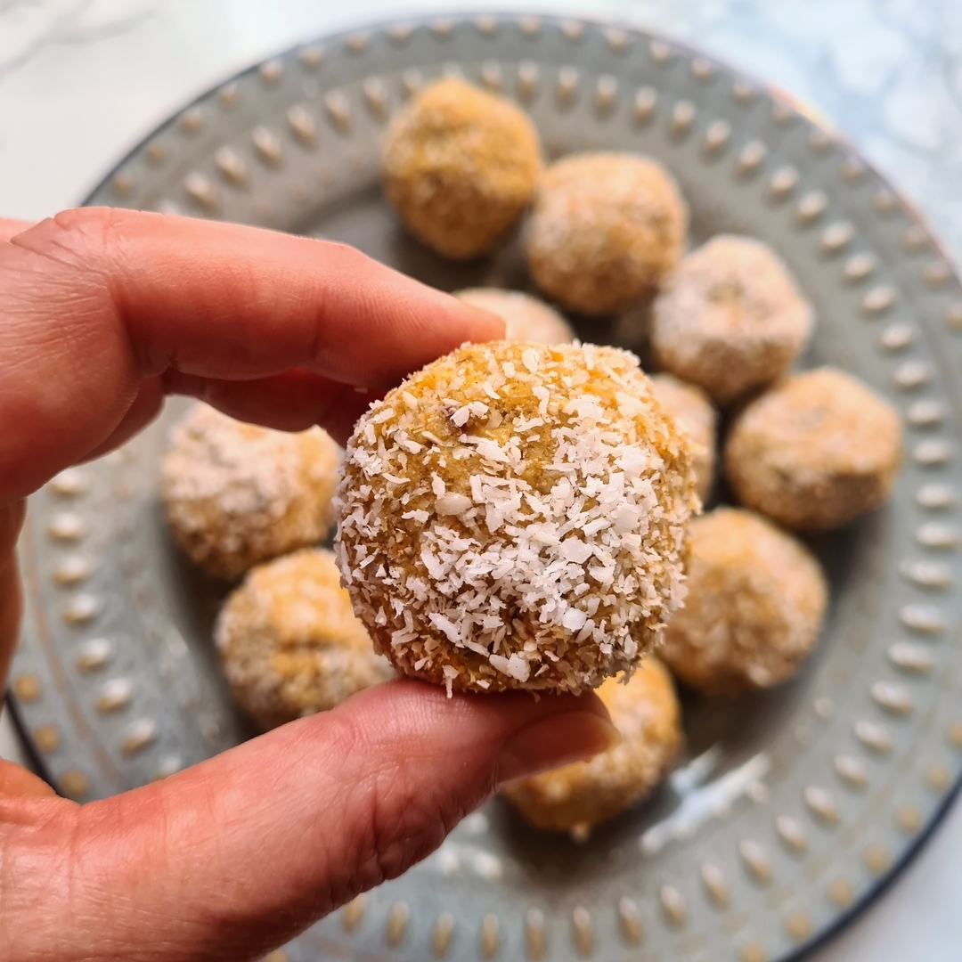 CARROT CAKE ENERGY BALLS
These energy balls are sugar-free and rich in fibre, beneficial plant chemicals and Omega 3. No baking required (ideal in this weather ☀️).
Ingredients:
✔️2 peeled and grated carrots
✔️1 cup pitted medjool dates
✔️1 ¾ raw walnuts
✔️2 tsp vanilla extract
✔️1/2 tsp ground cinnamon
✔️Pinch salt
✔️2 tbls almond flour
✔️1/4 cup desiccated coconut (optional)
Method:
1️⃣Add all the ingredients, except the flour and desiccated coconut, to a food processor and process until it forms a dough. Add the almond flour and pulse to combine.
2️⃣Scoop out 1 tbls. of the dough at a time and roll into balls then place directly onto a lined baking sheet. Repeat until all dough is used up.
3️⃣Roll in a little desiccated coconut (optional). Place in the fridge to chill for 20 minutes. They keep for up to 5 days and freeze well.
Enjoy!
#energyballs #carrotcakeenergyballs #vegantreats #glutenfreetreats #carolinefarrellnutrition
