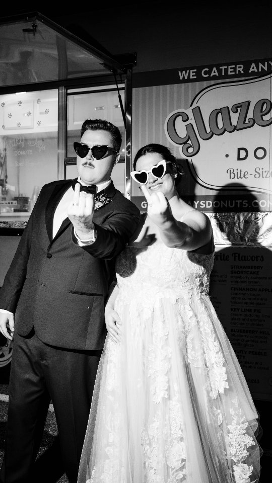 🍩 Get the dang doughnuts.
You want something special and epic? As your wedding coordinator we can help you and your vendors figure out the logistics. Food truck? Cart? Vespa? Bar? Interactive? Do the dang thing. We'll be just as excited as you will be.
Food truck @glazeydayz
Photographer @jessivaughn_photography
Venue @unionmillspublichouse