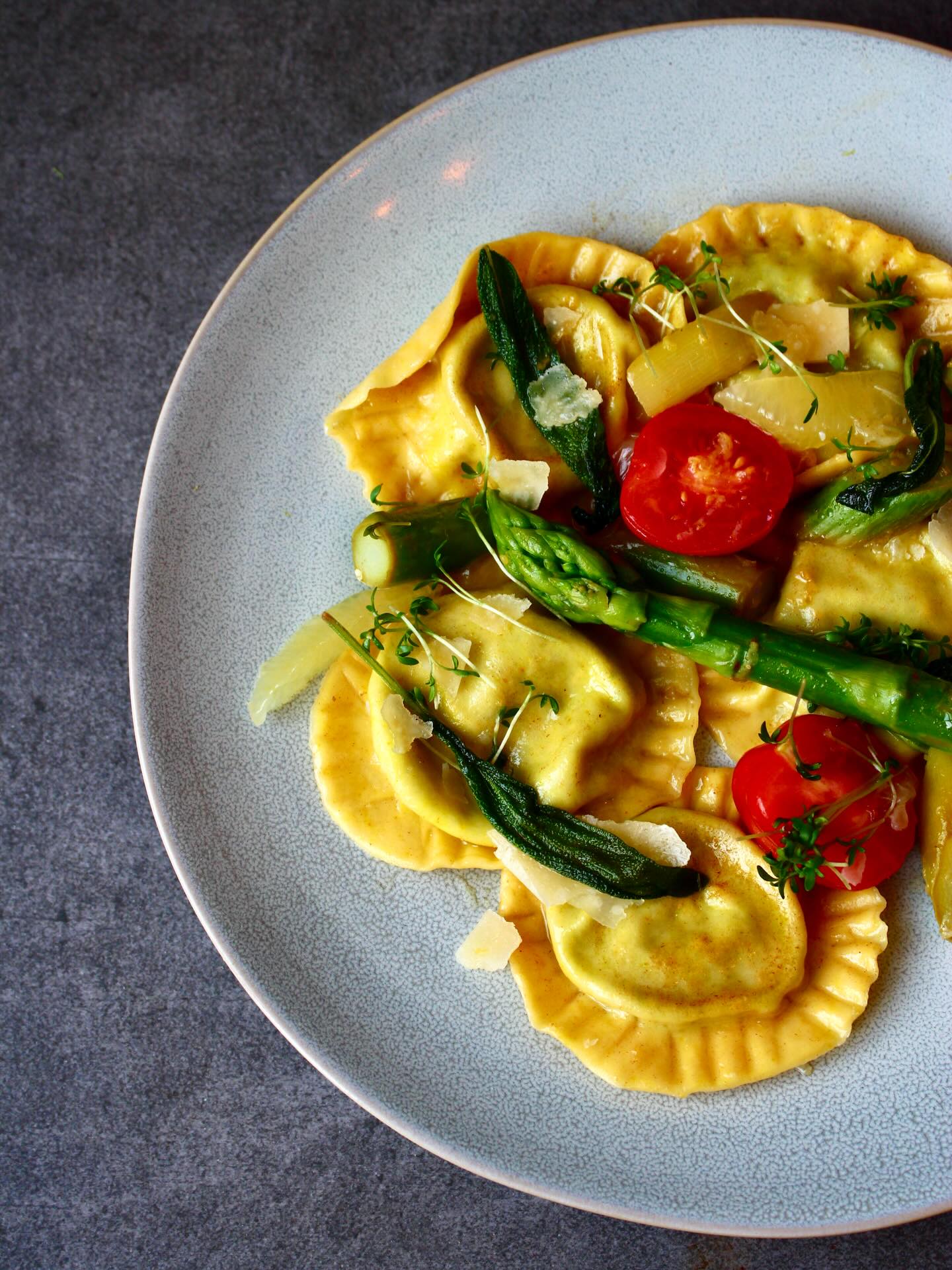 Spring flavors on your plate 🌿✨
Wild garlic ravioli meet green asparagus and an aromatic sage lemon butter – fresh, light, and full of flavor 💚🍋
#wildgarlic #freshpastamaking #springkitchen #seasonalflowers #aspargus