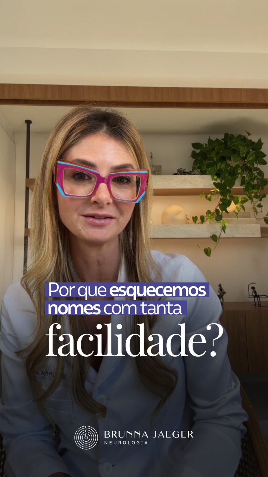 Esquecer nomes é um dos lapsos de memória mais comuns — e, na maioria das vezes, completamente normal.
Isso acontece porque os nomes próprios têm menos associações no cérebro do que outros tipos de informação.
Quando lembramos de uma palavra como “praia” ou “hospital”, diversas imagens e conceitos relacionados ajudam o cérebro a recuperar aquela informação.
Já os nomes funcionam mais como rótulos, com menos pistas para facilitar a recuperação.
Por isso, é muito comum lembrar:
* do rosto
* do contexto
* da profissão da pessoa
…mas ter dificuldade em acessar o nome naquele momento.
Na maioria das vezes, esse tipo de lapso faz parte do funcionamento normal da memória.