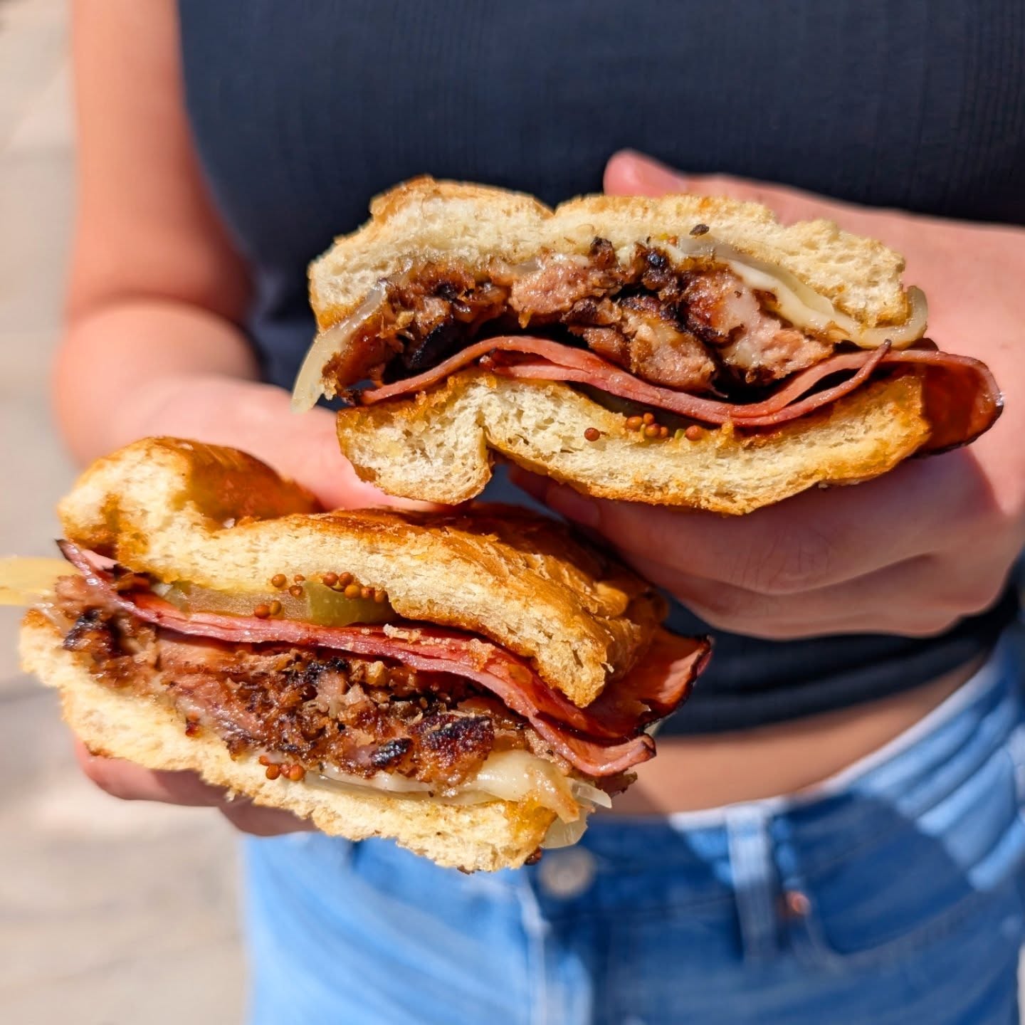 Delicious breakfast & lunch bites! Sandwiches, burritos, burgers, tots, and more📍 5607 San Vicente Blvd