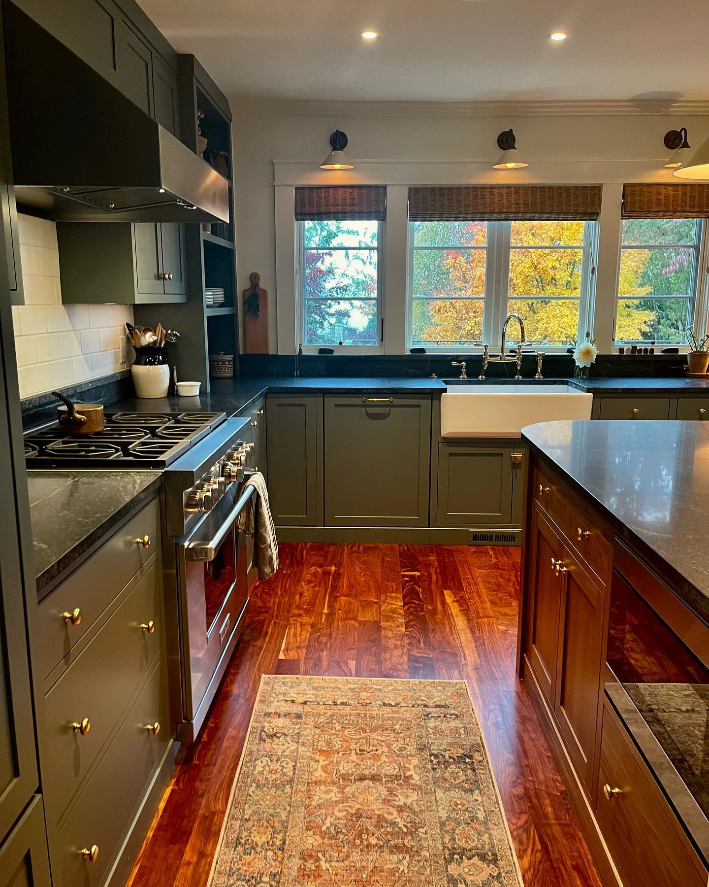 It’s such a treat to visit a finished project with lovely homeowner touches. This beautifully designed kitchen for and by @laurencroccoad is so warm and inviting on this rainy fall day in Seattle.
#customcabinets #soapstonecountertops #pnwcontractors #walnutcabinetry
#kitchenremodel