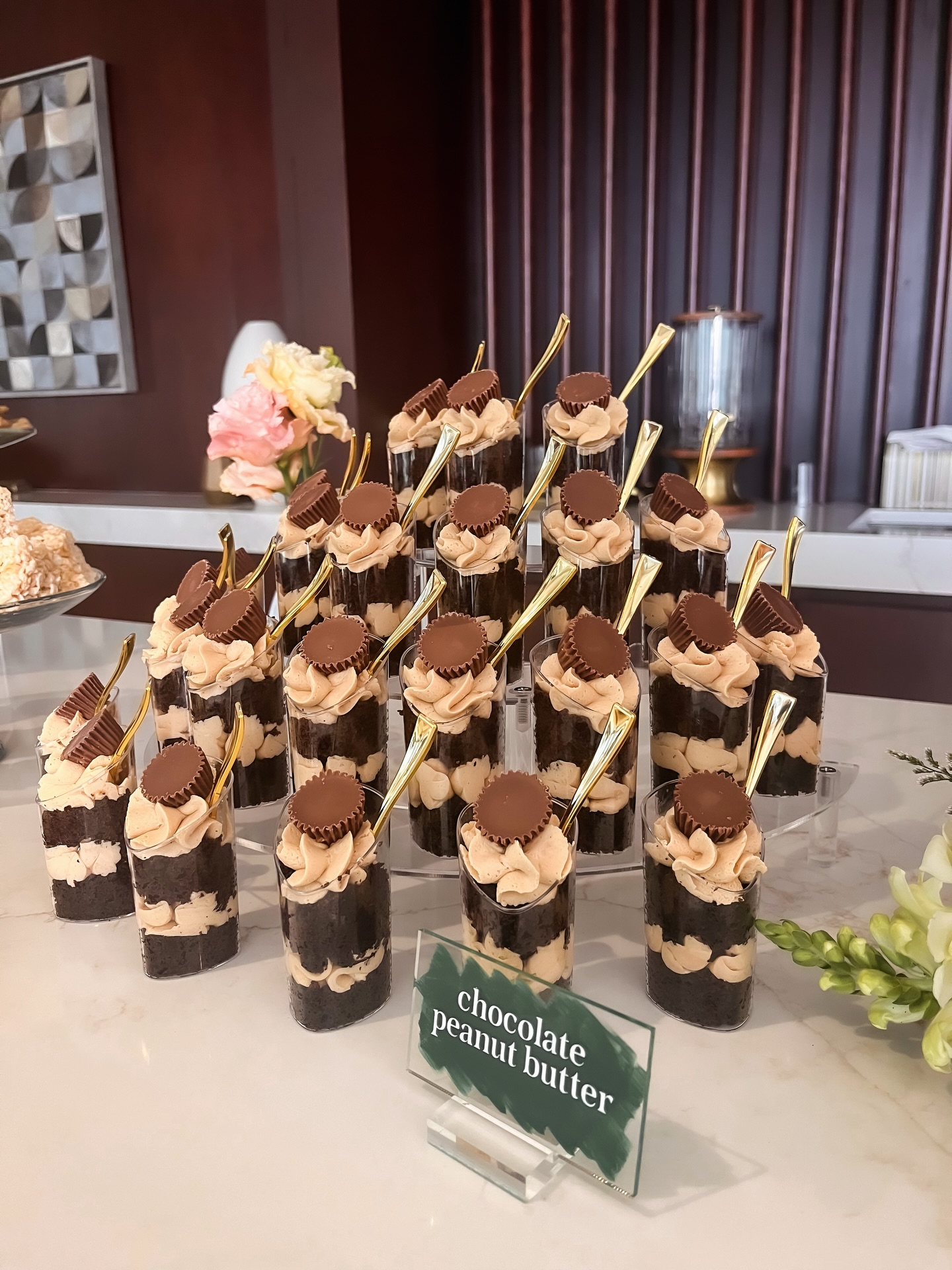 proof that work event desserts do not have to be boring.
@varnumlaw
Florals: @blooms_allthingsflowers