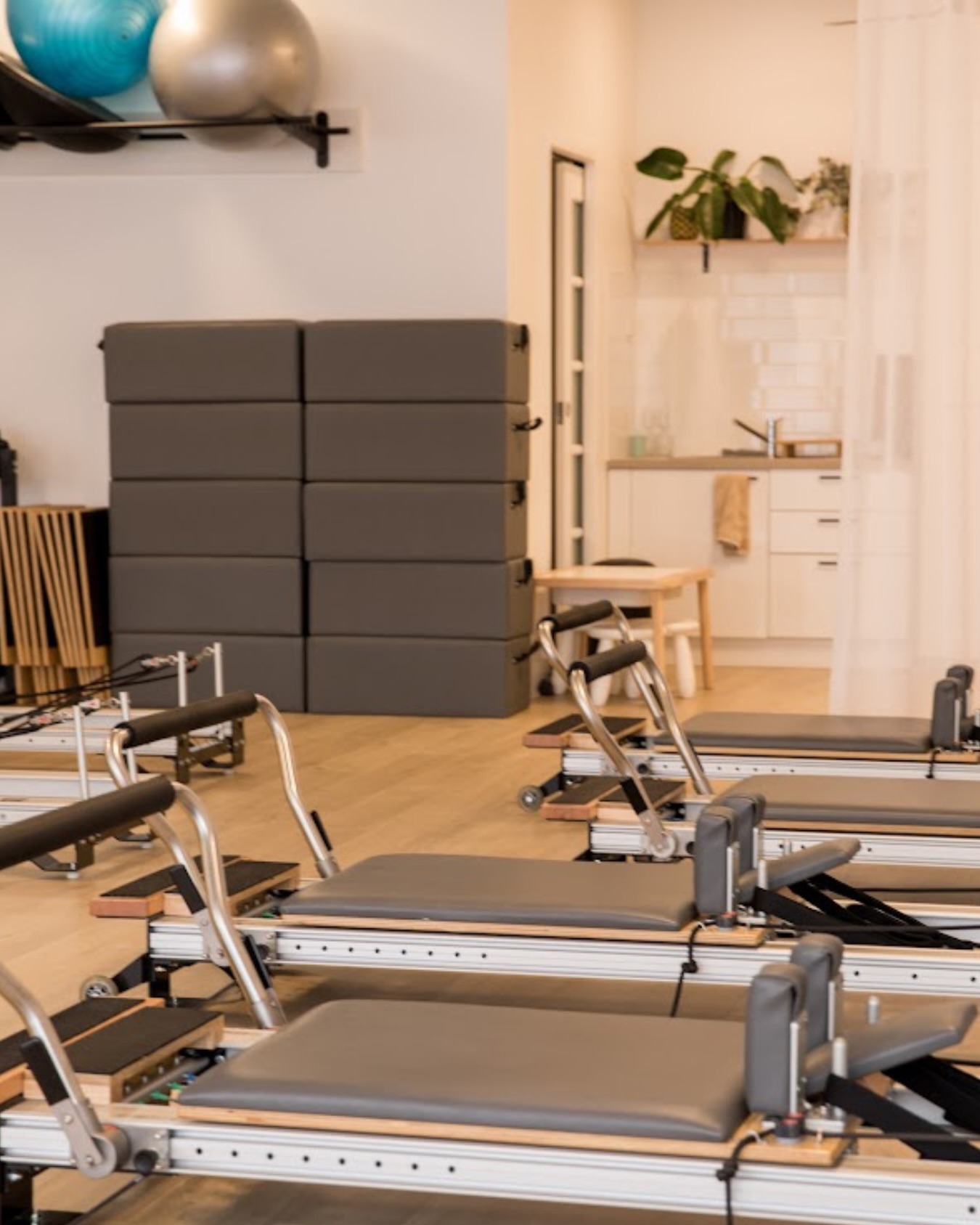 Belle Movement is now closed until Monday 27th April as we transition to our one studio set up at Ettalong - classes are now available to be booked from the 28th!
We look forward to see as many of you as possible at our Community Series on Saturday 18 April at @uminaslsc - book now in the app!