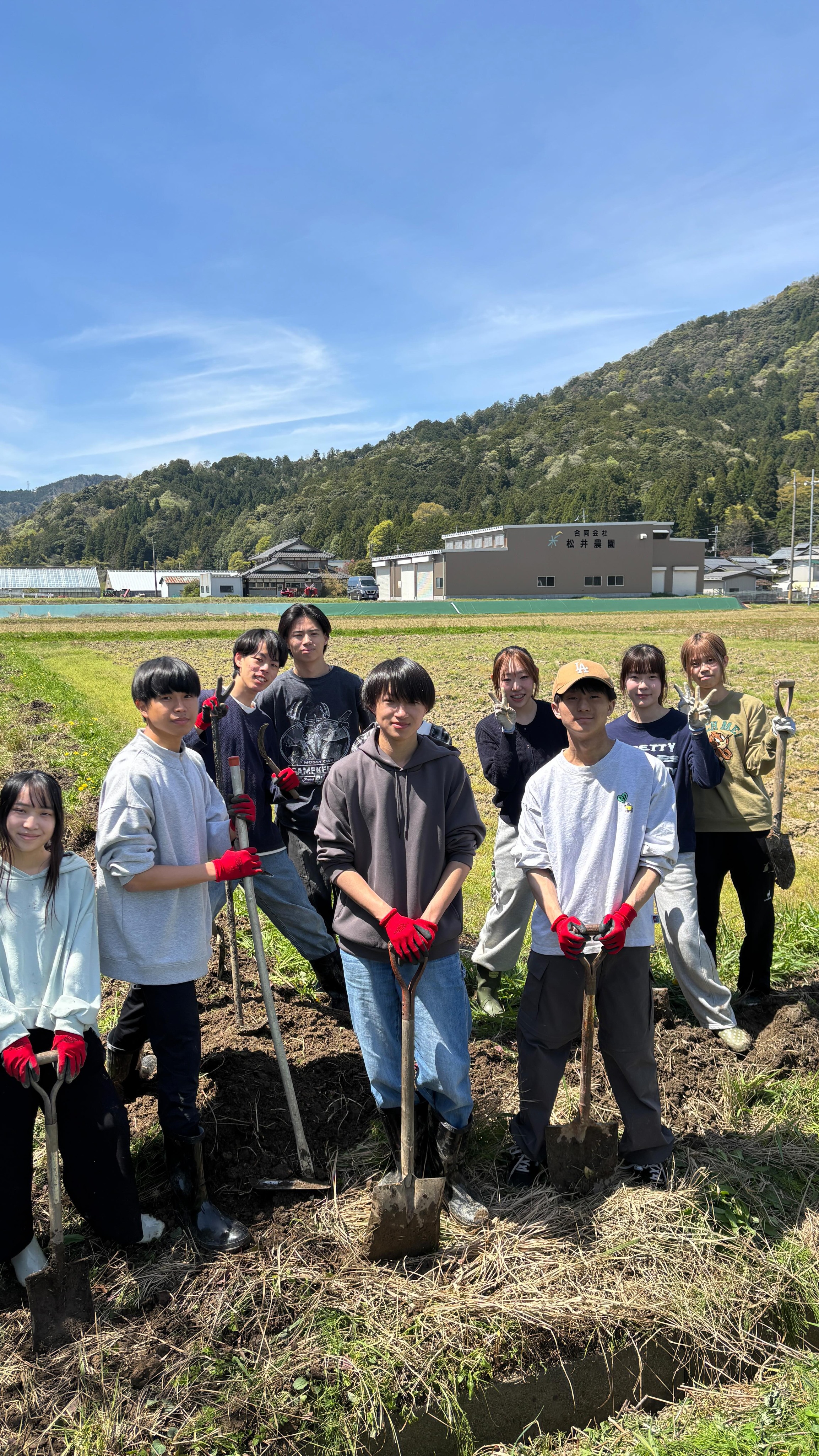 近畿大学の学生が...
農業実習に来てくれました🧑🌾
溝掃除は農家がやっても筋肉痛になるので、
かなり大変な仕事です。
みんな元気に頑張っていました😁