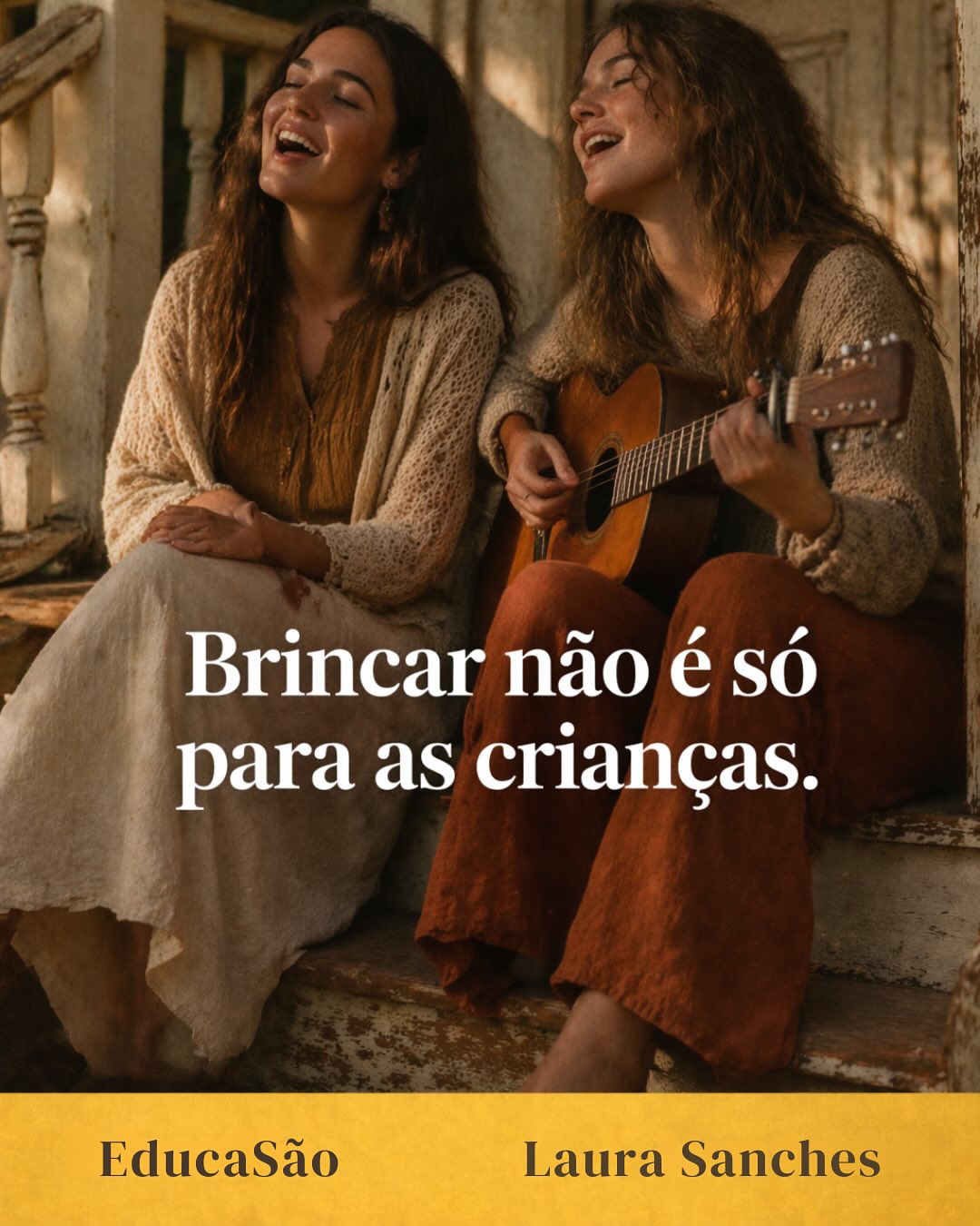 Há uma crença silenciosa que a maioria dos adultos carrega: que brincar é uma recompensa pelo trabalho feito. Que primeiro se cumpre tudo o que tem de ser cumprido, e só depois, se sobrar tempo, se sobrar energia, se pode brincar.
Neufeld inverte isto completamente.
O brincar não é o prémio do trabalho. É a condição que torna o trabalho, e sobretudo o cuidado, possível. Não porque seja agradável. Mas porque é o único espaço onde a emoção pode expressar-se sem ter de produzir resultados. E é precisamente este espaço que a maioria de nós deixou de ter.
A emoção, diz Neufeld, é energia com trabalho a fazer. Quando não encontra saída, quando não há brincar, quando não há os chamados recreios emocionais, acumula-se. Fica armazenada no sistema. E sai quando a pressão é suficiente, nos momentos de menos reserva, com as crianças à nossa frente.
O que não é óbvio é o que se perde a longo prazo. Sem brincar, a emoção não só acumula, perde nuance. Perdemos a capacidade de distinguir frustração de raiva. De sentir emoções mistas. De sentir a futilidade de uma situação que não pode mudar. Toda a sofisticação emocional que torna possível a relação profunda com uma criança, e com qualquer ser humano, depende de haver espaço para sentir. E esse espaço só existe no brincar.
As culturas souberam isto durante milénios. A música colectiva, a dança, a cerimónia, o teatro, a festa, as histórias partilhadas, não eram apenas entretenimento. Eram a infraestrutura emocional da civilização. Os espaços onde a emoção adulta vinha brincar, onde a descarga acontecia, onde o adulto se renovava para poder voltar.
Desmantelámos essa infraestrutura sem a substituir por nada. E estamos a pagar o preço, não apenas em esgotamento, mas em qualidade de presença.
Na nossa prática, uma das perguntas mais reveladoras que podemos fazer a um adulto é esta: o que fazias em criança que te absorvia completamente, onde o tempo parava? É quase sempre aí que o recreio emocional adulto está à espera, esquecido, não perdido.
Proteger esse espaço não é egoísmo. É o acto pedagógico mais silencioso e mais poderoso que existe. 💛
Envia-nos “BRINCAR” por DM e recebe o link direto para o artigo.