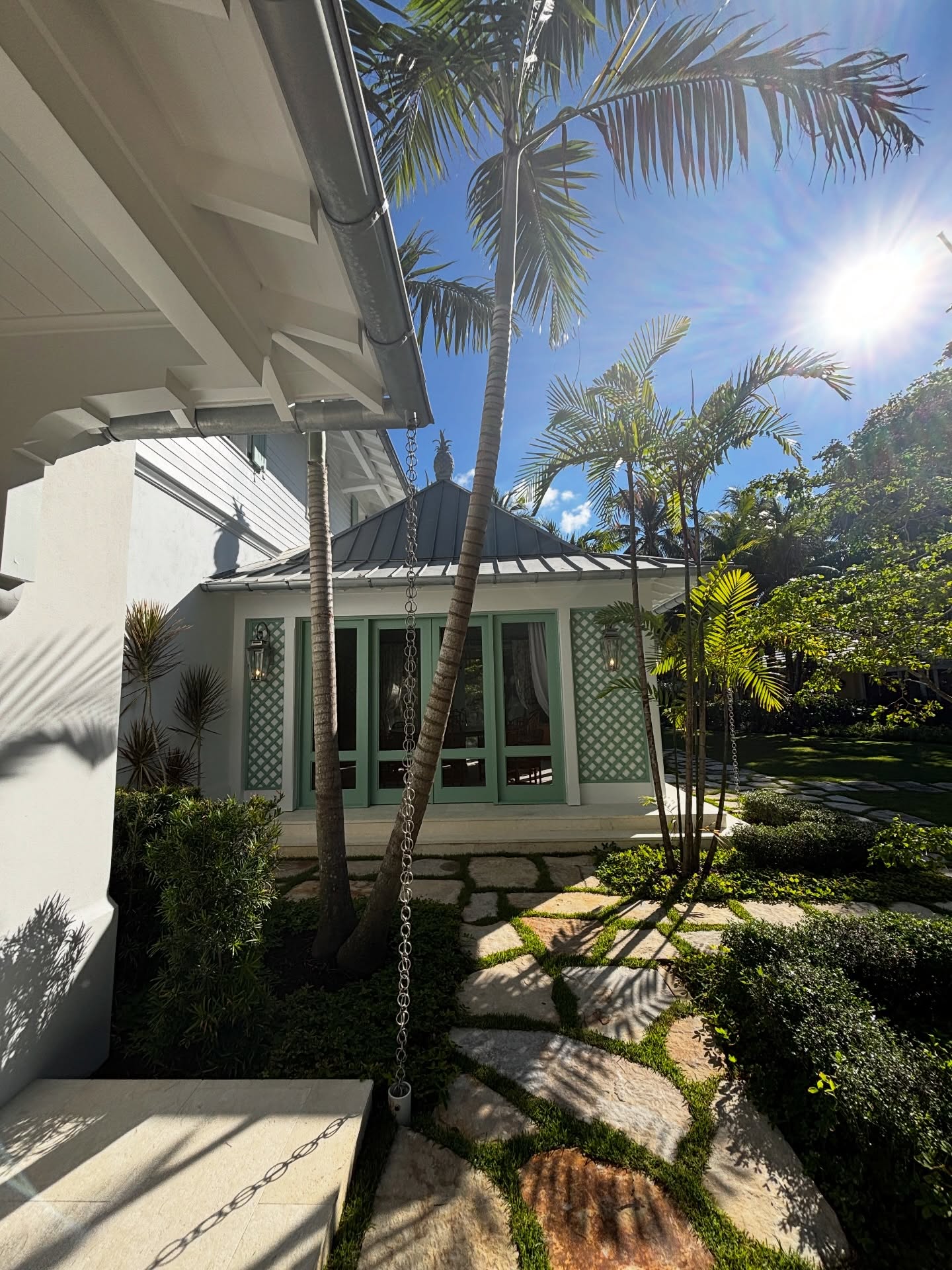 From morning glow to golden hour…the beauty of architecture and design is always enhanced by the sun’s touch. General Contractor: @wosleeconstruction Architecture & Interiors: @studioofjohnbmitchell Landscape Architecture: @matthew_giampietro #inheritablehome #interiordesign #islandstyle