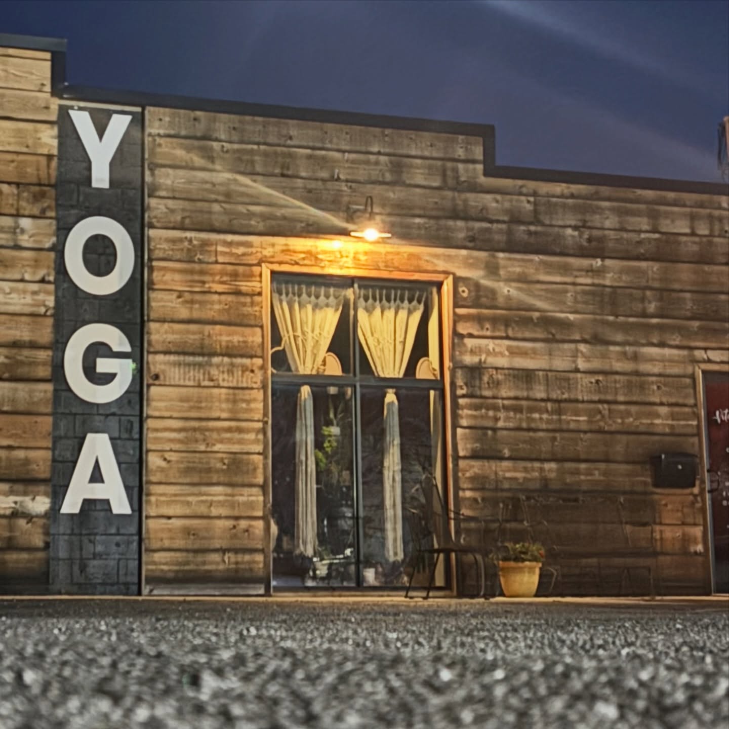 🔌 Our studio is a place to unplug.. disconnect, in order to find stronger REconnection. Sometimes it’s not what we can add, but first what we must subtract in order to find the space. 💡
#movementismedicine #meditationpractice #yogacommunity