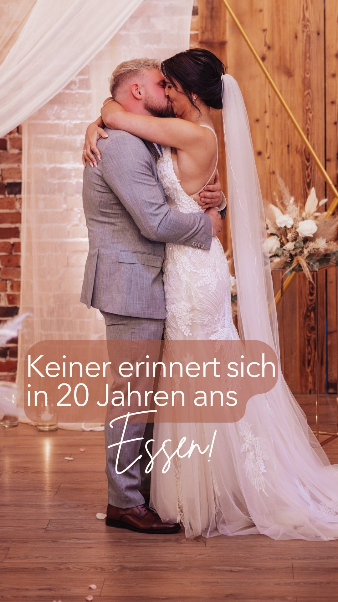 Der Sitzplan steht. Die Deko ist gebucht. Das Outfit hängt im Schrank.
Und die Trauung? Da wird halt ein bisschen was über euch erzählt. Passt schon.
Ich versteh das. Weil niemand euch jemals gezeigt hat, was eine Freie Trauung wirklich sein kann. Was in diesem Moment möglich ist, wenn man ihn wirklich ernst nimmt.
Dabei ist es der einzige Moment an diesem Tag, für den alle anderen da sind.
Nicht für das Essen. Nicht für die Band. Nicht für die Tischdeko.
Für euer Ja. 🤍
Alle haben sich etwas angezogen, sind angereist, haben sich einen Platz gesucht – um genau diesen einen Moment zu erleben. Und dann läuft er durch, wie ein Pflichtprogramm, das man hinter sich bringen muss, bevor die Party anfängt.
Ich habe Paare, die kommen Jahre später noch auf mich zu. Auf Hochzeiten von Freunden, per Nachricht, manchmal einfach so. Und sie sagen mir, dass sie sich so gerne an ihre Trauung erinnern. Dass sie diesen Moment noch genau vor Augen haben. Wie es sich angefühlt hat, als alle still waren und nur sie beide gezählt haben.
Das ist kein Zufall. Das ist, was passiert, wenn man die Trauung behandelt wie das, was sie ist: der bedeutendste Moment des gesamten Tages. 🥹
Schreib mir JA in die DMs. Dann zeige ich dir, was bei eurer Freien Trauung möglich ist.