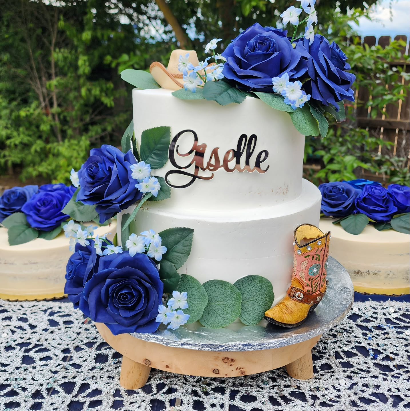 ✨ Elegancia con un toque vaquero 🤠💙
Este pastel de dos pisos combina lo clásico con lo personalizado, resaltando con hermosas flores en tonos azul profundo y detalles únicos que cuentan una historia.
Perfecto para celebrar momentos especiales con estilo 💫
📍Hecho con dedicación en Pastelería Plaza
📞 Ordena el tuyo con anticipación
#PasteleriaPlaza #PastelPersonalizado #CakeDesign #ReedleyCA #PastelesElegantes TresLeches WesternCake CakeArt