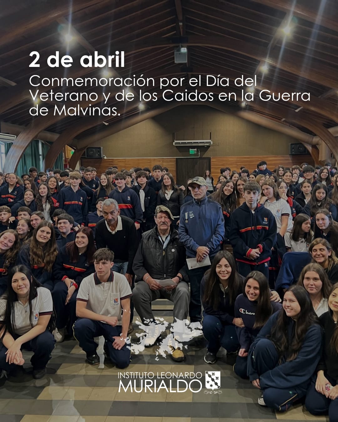 Conmemoración del 2 de abril: Reflexión y Memoria Institucional
Durante la primera semana de abril, nuestra comunidad educativa se unió para honrar el Día del Veterano y de los Caídos en la Guerra de Malvinas. A través de una propuesta pedagógica integral que alcanzó a todos nuestros estudiantes, reafirmamos los valores de soberanía y amor a la patria que guían nuestra labor.
La semana estuvo marcada por encuentros de profundo valor humano, como la visita de los excombatientes y autores de “Ecos de Malvinas”, y la proyección de un documental realizado por exalumnas de la institución que permitieron dimensionar la entrega de quienes lucharon por nuestro territorio.
Agradecemos a las familias y veteranos que nos acompañaron. Como comunidad murialdina, seguimos comprometidos en transmitir a las nuevas generaciones el respeto por nuestra historia.