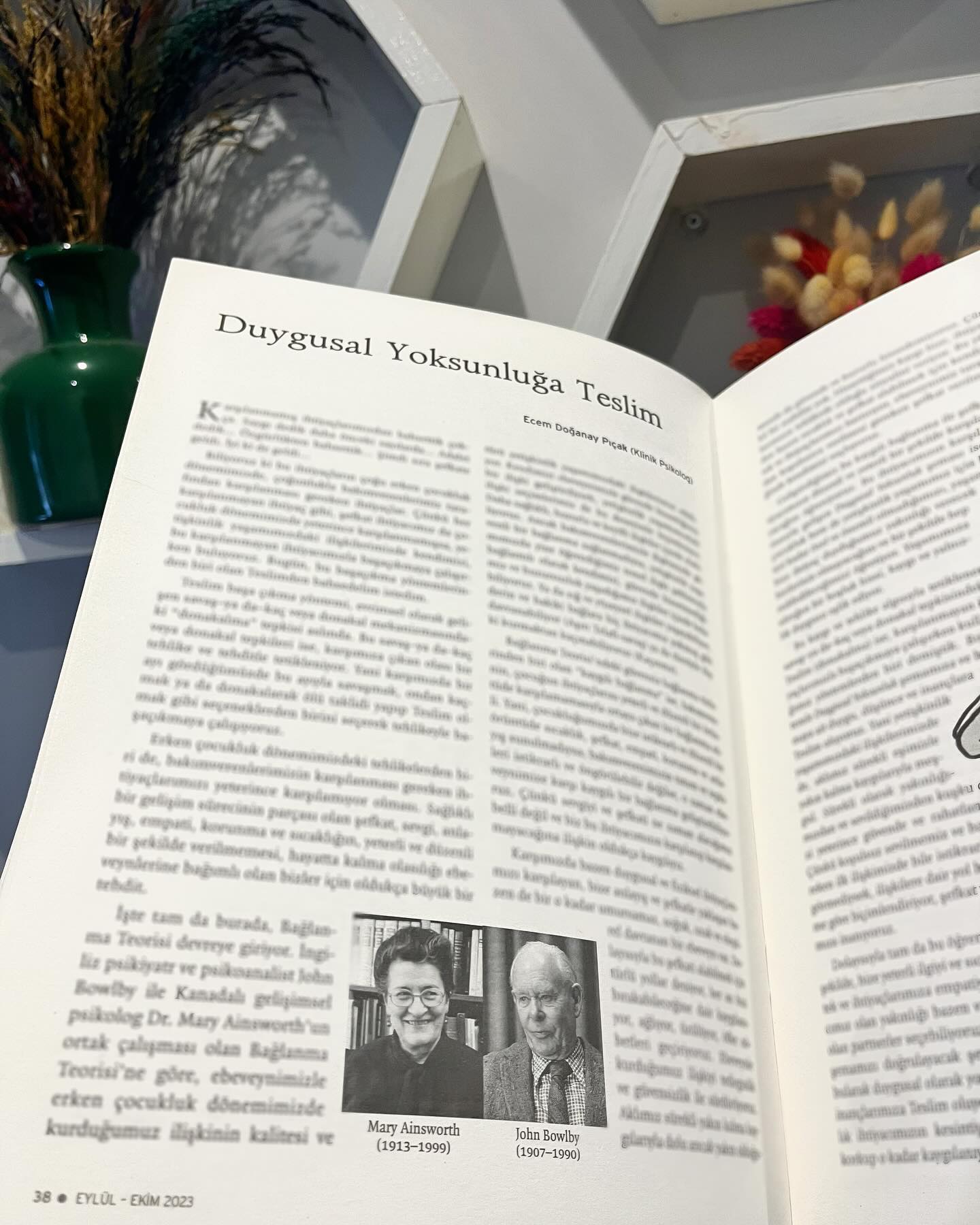 @iyi_hissetmek_dergi sinin yeni sayisi ciktii 🌱 konumuz “sefkat”
🎈Ben de bu sayida, Bridget Jones ve Carrie Bradshaw uzerinden sefkat ihtiyacimizin yeterince karsilanmamasiyla gelistirdigimiz “Duygusal Yoksunluk” semasini ve kaygili baglanmayi anlattim.
🌱Umarim keyifli bir okuma olur sizler icin.
#psikoloji #şematerapi #duygusalyoksunluk #sefkat #kaygılıbağlanma #iyihissetmek #iyihissetmekdergi #psikonetyayınları #carriebradshaw #bridgetjones #filmanalizi #kitapönerisi