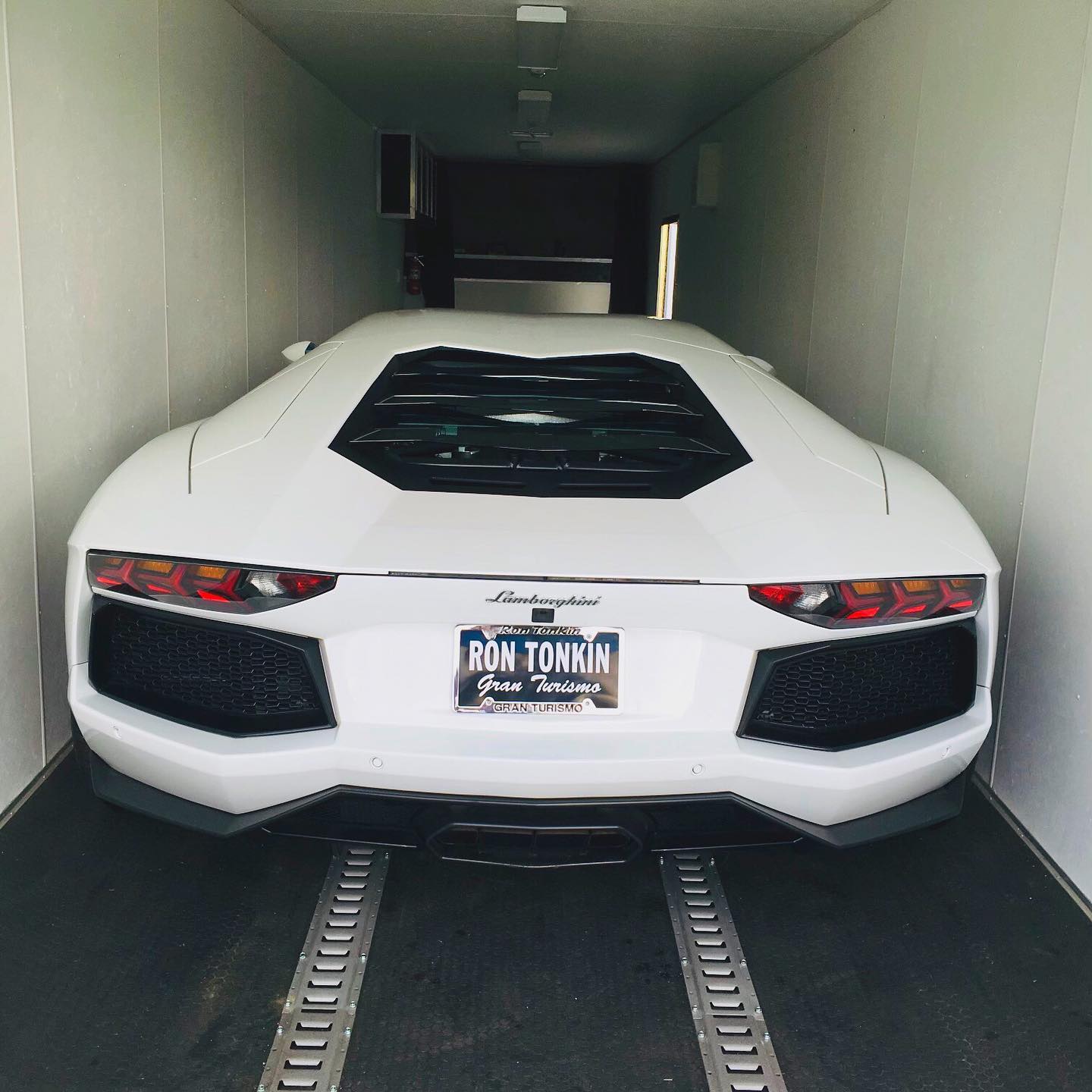 White glove delivery for this white beauty...
#lamborghini #supercars #luxurycars #aventador #lambo #luxury