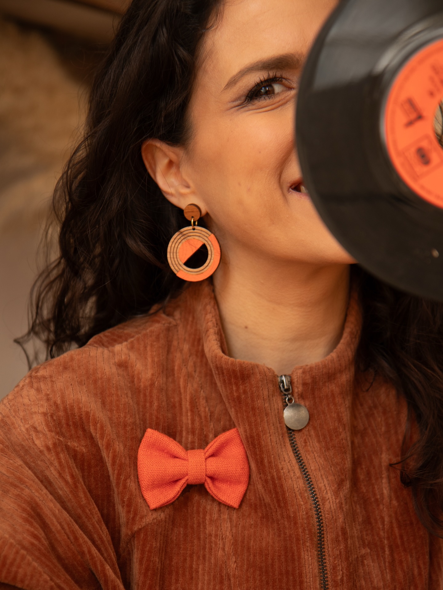 Un grand merci pour l’accueil que vous avez réservé à la nouvelle collection « orange is the new black » 🍊
Vos premiers commandes sont parties cette semaine sous le soleil ☀️ qui fait du bien au moment tout comme ces couleurs vitaminées 💜
Sur ces photos je porte le modèle orange en lin qui est unisexe, il sera votre petit touche de peps sur vos vêtements messieurs ou mesdames 🙌🏻
🍊 boucles d’oreilles @martho_bijoux_bois
#retrovibesonly #seventiesvibes #creationfrancaise #ideelook #stylefeminin