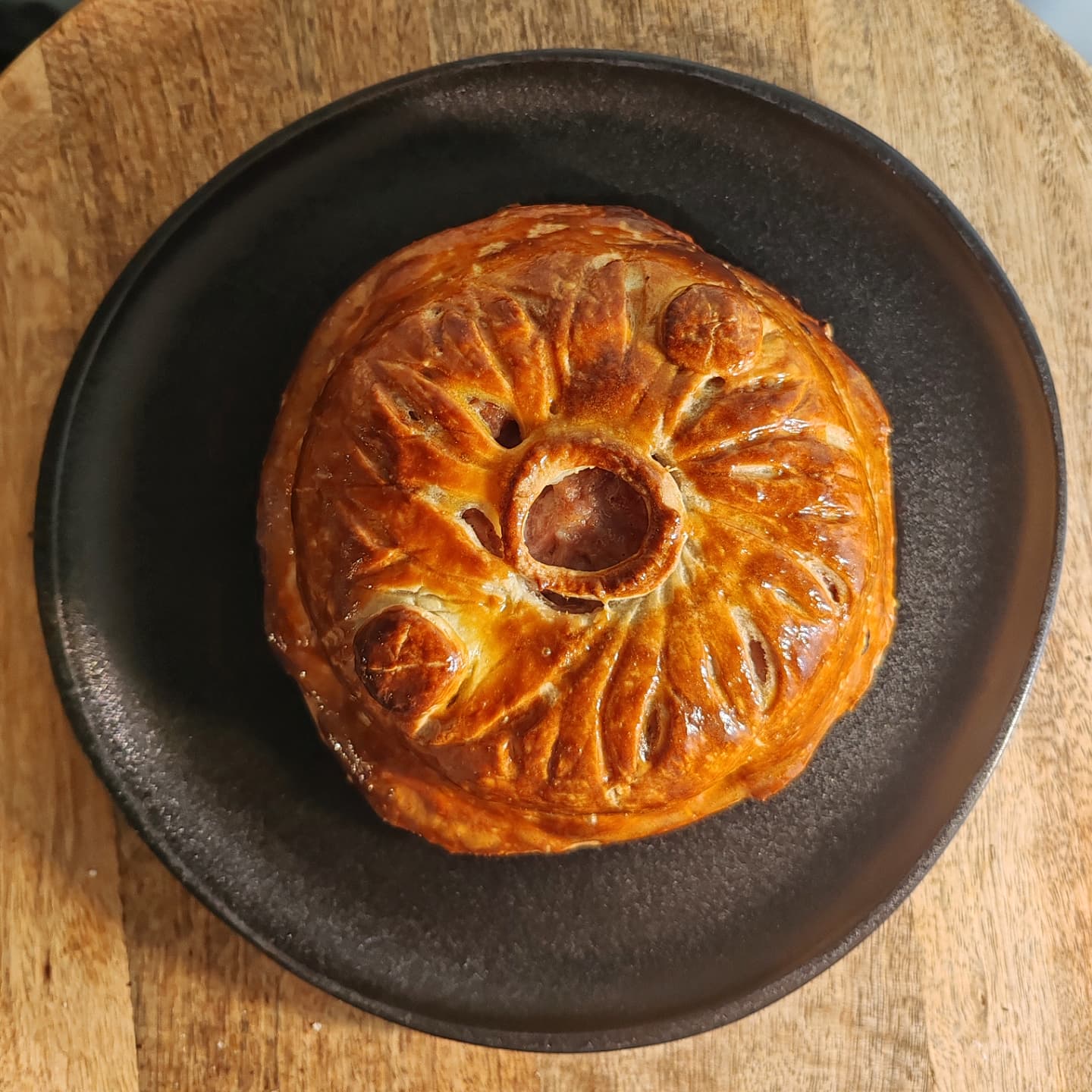 Premier pithiviers 💛
Chaire à saucisse / chou vert et abricot sec / poires pochées au vin rouge, poivre badiane et clou de girofle/ Magret de canard
#foodchef #foodstagram #foodblogger
#cuisineart #artfood #foodartist #food
#foodlovers #pithiviers #chef #foodart