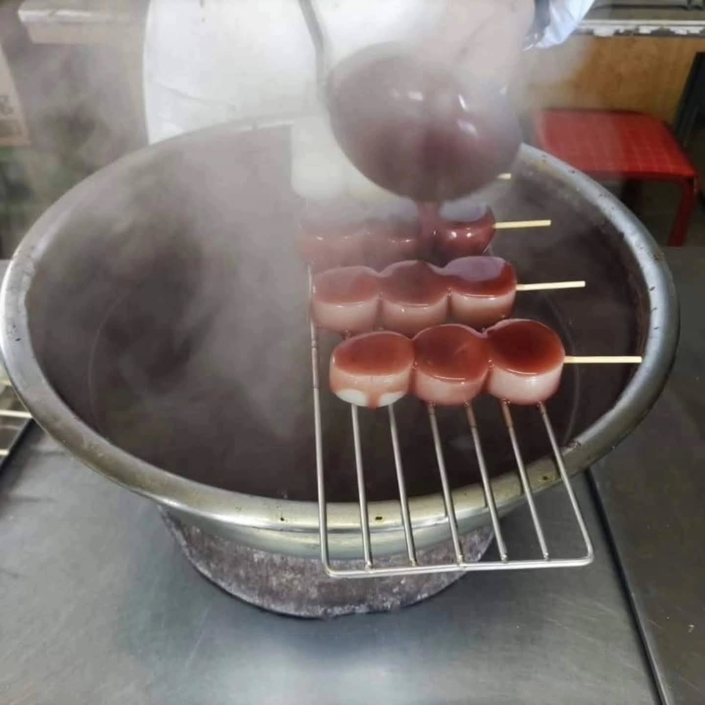 大曲の桜も満開です!当店の花見だんごは、熱々の羊羹を何度も丁寧にかけたスッキリした甘さです。ぜひご賞味ください
#桜 #花見だんご #おおくぼ菓子店 #角間川 #大仙市