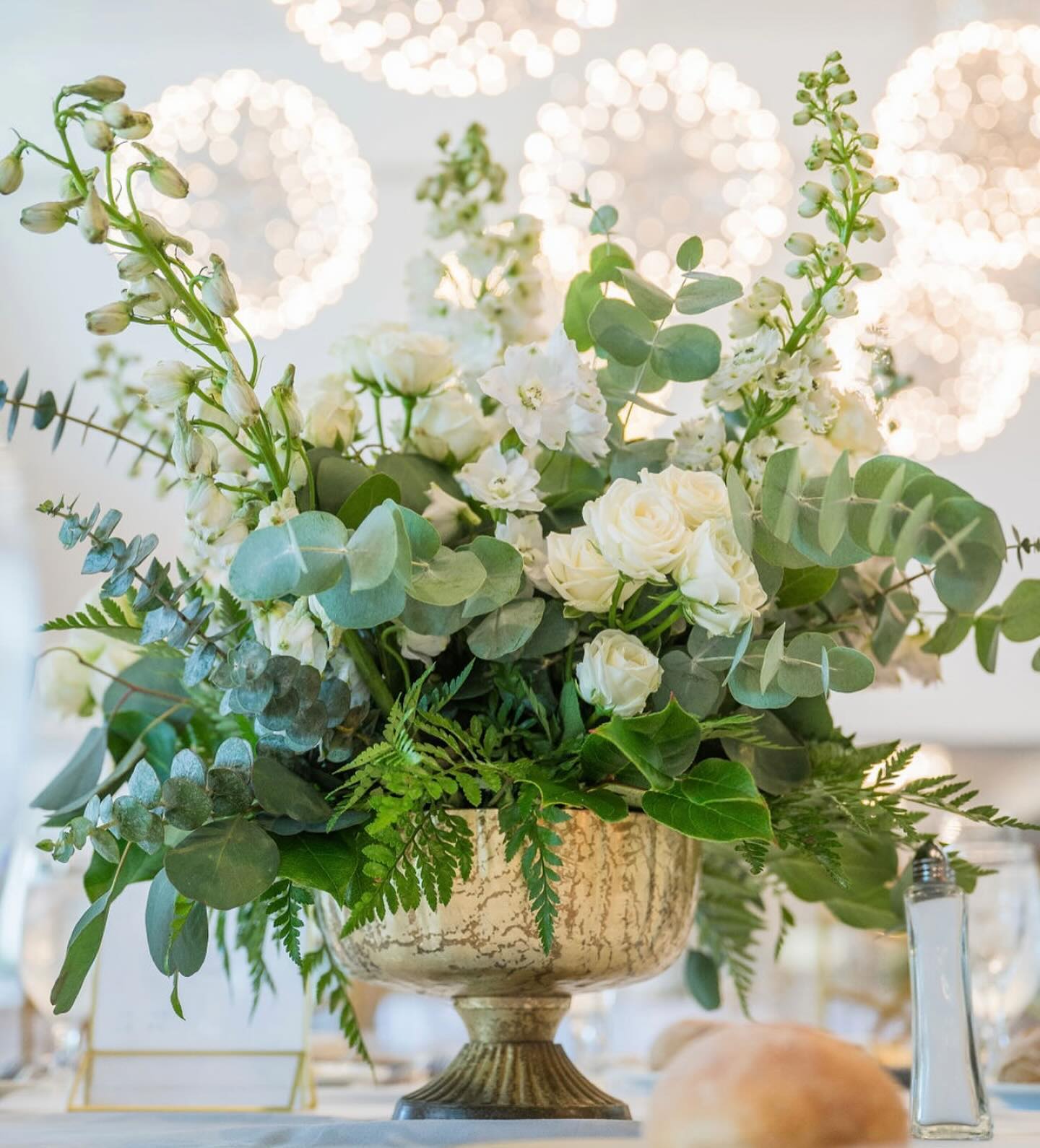 an extra special celebration for alexandra & michael at water’s edge 🌿
@imaginestudiosphotovideo
@watersedgeweddings
@hengstenbergs_florist
@bravuraweddings
@lizkaisermakeup