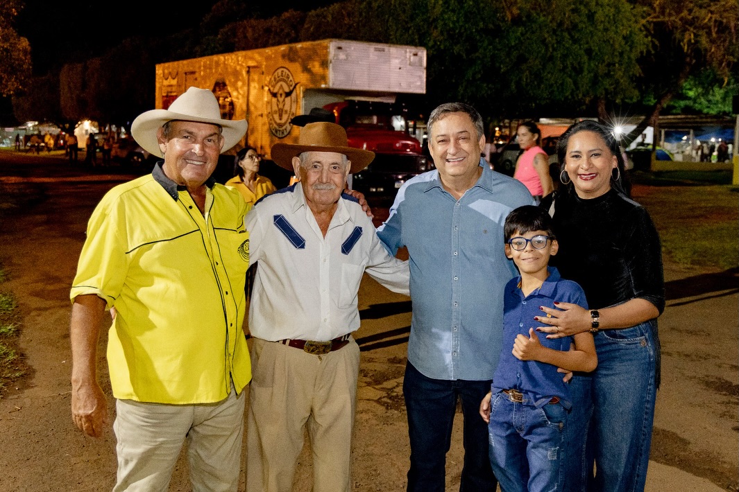 Neste final de semana, acompanhei ao lado da minha esposa o Encontro de Laço aqui em nossa cidade 🤠
Foi um momento especial, que reuniu tradição, cultura e a presença de importantes lideranças, como o ex-governador Reinaldo Azambuja, os deputados federais Marcos Pollon e Beto Pereira, os deputados estaduais Márcio Fernandes e Junior Mochi, além do ex-secretário da SETESC Marcelo Miranda, do atual secretário Alessandro Menezes e do presidente da Fundação de Cultura de MS, Edu Mendes.
Eventos como esse fortalecem a nossa identidade e valorizam a cultura que faz parte da história do nosso povo.
Parabéns ao Clube de Laço Liberato Maffissoni pela organização desse grande evento 👏🤝