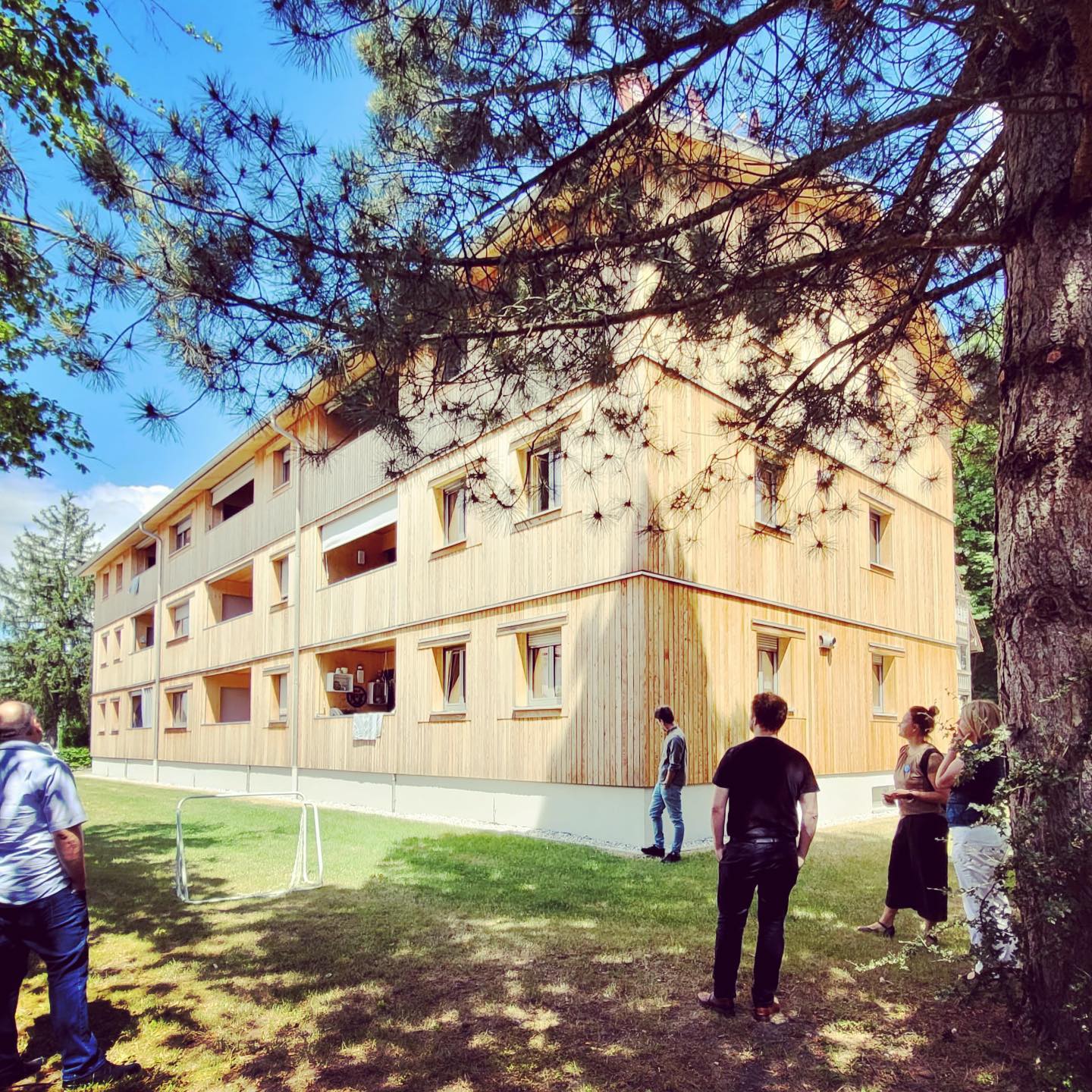 Architektouren 2023 - Wir bedanken uns für die rege Teilnahme, den Austausch und das positive Feedback zu unserem Projekt Königsdorfer Straße.
Die Architektouren sind eine jährlich stattfindende Präsentation von Architektur in Bayern, bei der immer am letzten Juni-Wochenende qualitätvolle Planungen und deren realisierte Ergebnisse aus den Bereichen Architektur, Landschafts-, Innenarchitektur sowie Stadtplanung besichtigt werden können. Die Architektinnen und Architekten sowie ihre Bauherrenschaft geben Auskunft über die Objekte und informieren Architekturinteressierte vor Ort. Die Architektouren registrieren Jahr für Jahr weit über 20.000 Besucherinnen und Besucher und sorgen für ein breites Medienecho.
#holzbau #architektur #bauenmitholz #masstimber #badheilbrunn #architekturbüro #masstimberconstruction #architekturdesign #holzdesign #holzarchitektur #wooddesign #badtölz #architektouren #massivholz #bayerischearchitektenkammer #laubenderarchitektur #nachhaltigkeit #nachhaltigesbauen #co2bindung #architektur #crosslaminatedtimber #sustainable #laubenderarchitektur #nmm-landschaftsarchitektur