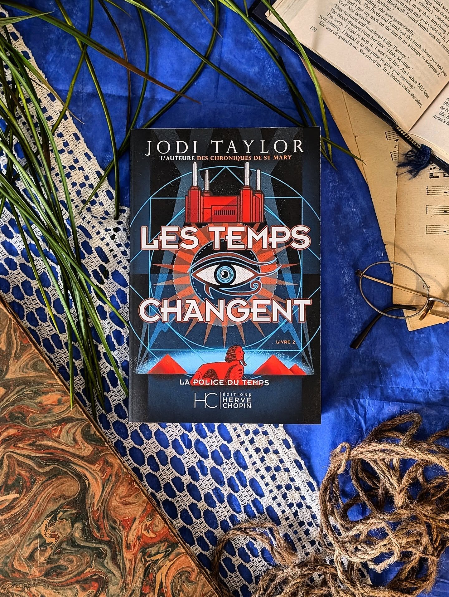 ✨ La Police du Temps, Tome 2 : Les temps changent - Jodi Taylor ✨
Nous revoilà en compagnie de la team « Losers » après un tome 1 que j’avais adoré découvrir… et clairement, ils n’ont rien perdu de leur talent pour se mettre dans des situations impossibles
Cette fois-ci, Matthew, Jane et Luke vont devoir redoubler d’efforts pour mener à bien leurs nouvelles missions. Enfin… “mener à bien”, c’est vite dit, parce qu’avec eux, tout dérape toujours à un moment ou à un autre. Et c’est justement pour ça qu’on les aime.
Leur rôle au sein de la Police du Temps continue de prendre de l’ampleur, surtout avec ce fameux tourisme temporel qui devient de plus en plus incontrôlable. Résultat : ils doivent traquer ceux qui jouent avec l’Histoire… et autant dire que ça ne va pas être de tout repos pour ces trois là.
De Londres à Versailles, de la Révolution à la Préhistoire, il n’y a qu’un pas... ou plutôt qu’un saut dans le temps !
J’ai encore une fois aimé cette aventure. Les personnages gagnent vraiment en profondeur dans ce tome, et leur dynamique évolue. Ils sont plus soudés et ça fait vraiment plaisir de les voir avancer ensemble malgré tout ce qu’ils traversent.
La plume de Jodi Taylor reste toujours aussi fluide et agréable. Ça se lit tout seul. Le rythme est super bien dosé : on enchaîne entre enquêtes, action, moments plus posés… ce qui permet de vraiment s’immerger dans l’univers
Ce nouveau tome plaira forcément aux premiers fans de la saga des chroniques de St-Mary et à ceux qui ont dévoré le tome 1.
De belles surprises vous attendent dans ce roman !
Alors si vous aimez les voyages dans le temps, les missions qui partent en vrille et les équipes de losers ultra attachants… foncez découvrir ce nouveau tome chez @herve_chopin_editions !
#Bookstagram #ChroniqueLittéraire #LaPoliceDuTemps #JodiTaylor #LectureDuMoment