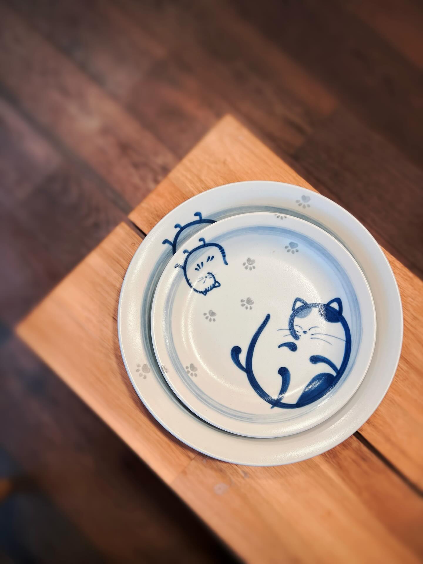 Soft blue tones, a little cat, and a quiet moment just for you 🐈💙
Our Marobi Cat Mino Ware Plate is made in Japan using traditional craftsmanship, bringing warmth and calm to your everyday table.
Perfect for cakes, small bites, or your favourite comfort meal —
sometimes it’s the little things that make home feel special.
Available in 2 sizes
18cm / 23.7cm
A gentle piece for cat lovers and slow living 🐑
Now offering worldwide shipping! 🌍
📍This product is consigned at 111 Water Lane,Leeds📍
🛒Shop 👉🏻 www.sheepmaimai.co.uk (linked in bio)
#sheepmaimai #japanesetableware #minoware #catlover #slowliving