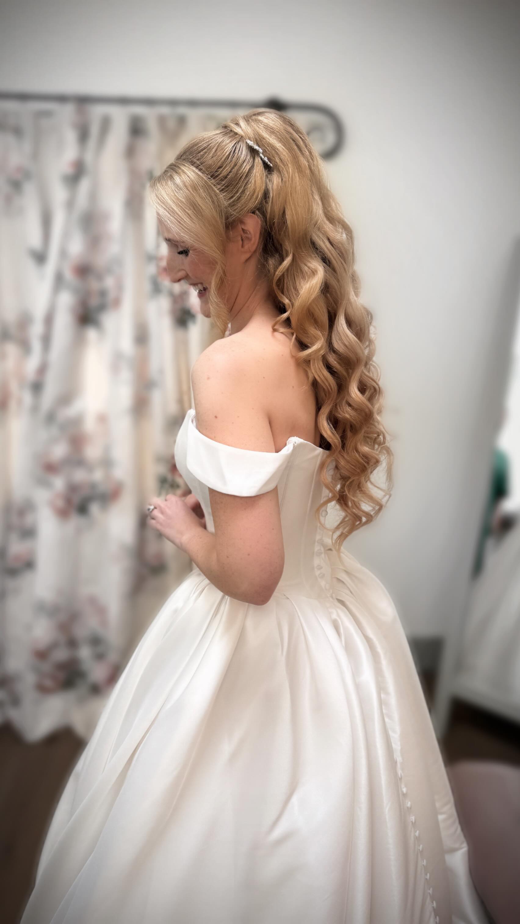 The goal? You… but elevated.
Timeless makeup. Breathtaking hair. Unforgettable moments 🤍
Thank you Katie, you made the most beautiful and calm bride 🤍🙏🏼 can’t wait to see @davidbigephotography photos at the amazing @gatestreetvenue 🤍
#BridalHairAndMakeup #NaturalBridalGlam #SoftGlamBride #LuxuryBridalBeauty #BridalHairGoals WeddingHairStylist MakeupArtistLife BridalInspo TimelessBride ModernBride