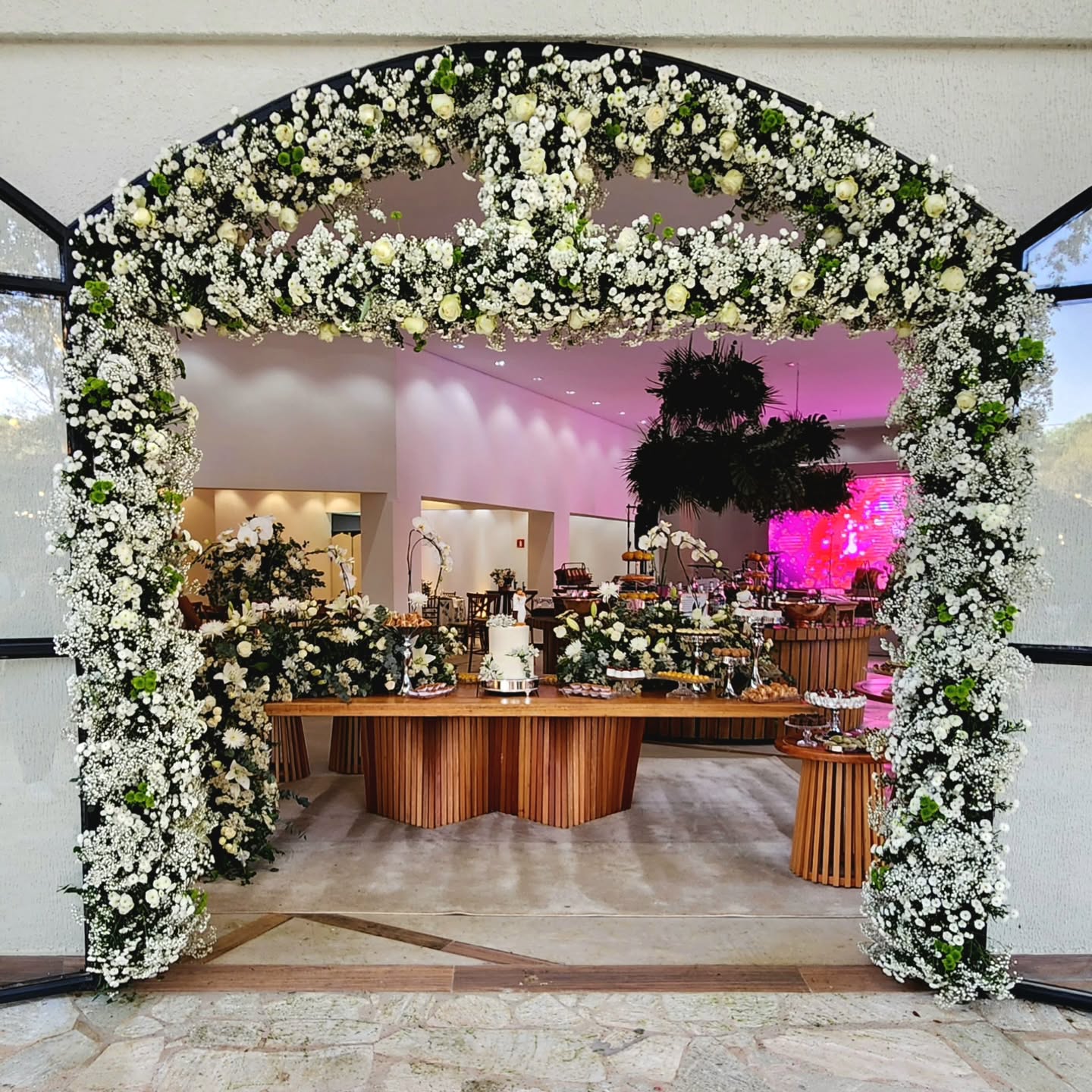 A mesa do bolo marcou o ponto central da celebração. A porta estratégica entre o interior e o jardim foi transformada em moldura floral, tornando-se o grande destaque da noite.
Um projeto pensado para que cada espaço tivesse intenção e presença.
Se você está planejando seu casamento, fale conosco
📲 (62) 9 9951-9539
@isabelaborges
@alisom_som
@marcossilva
@brasil.forracoes
@villagiosaobento
#casamentogoiania #noivasgoiania #decoracaodecasamento #casamentonocampo #casamentoaoarlivre