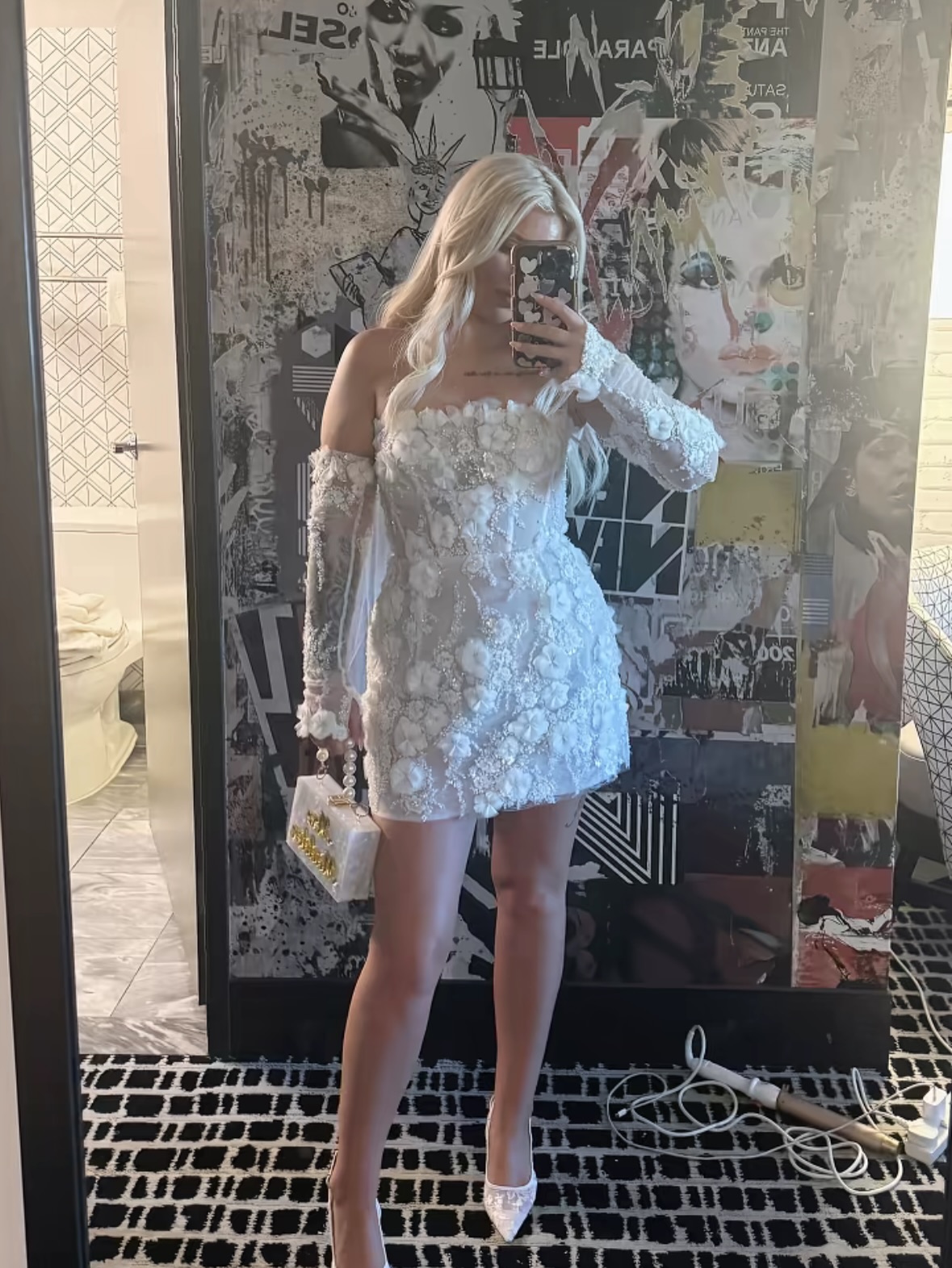 Bride energy, but make it personal 🤍✨
Our white marble bag with mirror gold lettering, the perfect finishing touch for a day you’ll never forget 💍
#PersonalisedBridalBag #WeddingDetails #BridalStyle #PersonalisedLuxury
