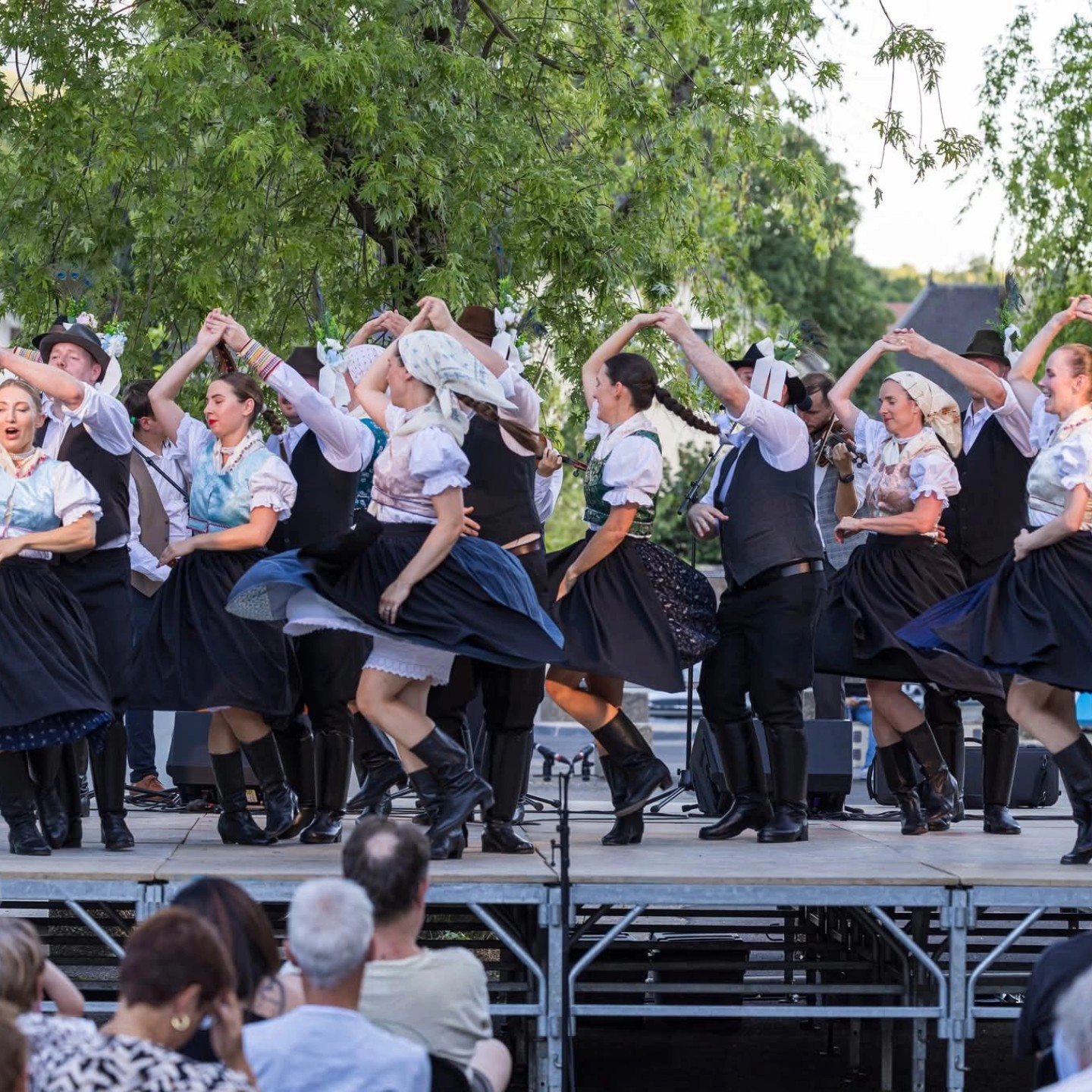 ✈️V týchto dňoch hrdo prezentujeme naše tradície na 💃🏻 @fdcdmchambery vo Francúzsku. Popritom spoznávame kultúru celého sveta, lebo je to brána k porozumeniu. Prekračujme hranice a potláčajme predsudky. 🤗
Z verejných zdrojov podporil Fond na podporu umenia.