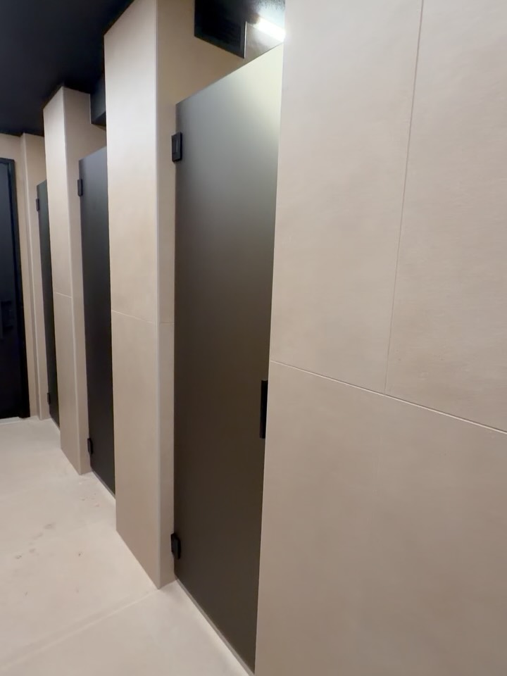 Oggi a Marina di Verbella per ultimare la posa di Porte in Cristallo Satinato Bronzo, metalli Black Matte by @metalglasbonomi e Specchi ๐
#work #pglass #glass #satinato #design