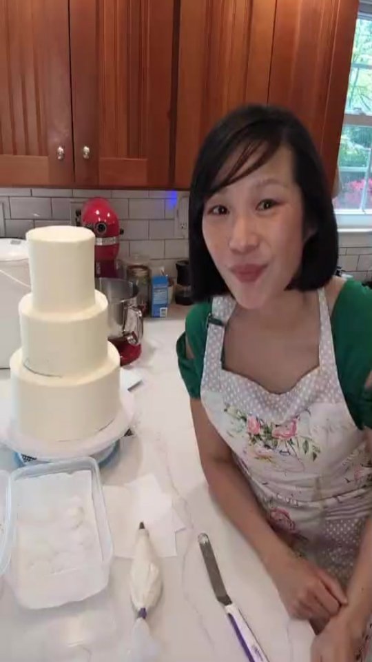 LIVE✨Watch me decorate a sleek "Wafer paper spheres" Cake design! 🐚💗🙌💯
#luxuryweddingcake #waferpaperdesigns #waferpapercake #thecakebee #cakedecorating