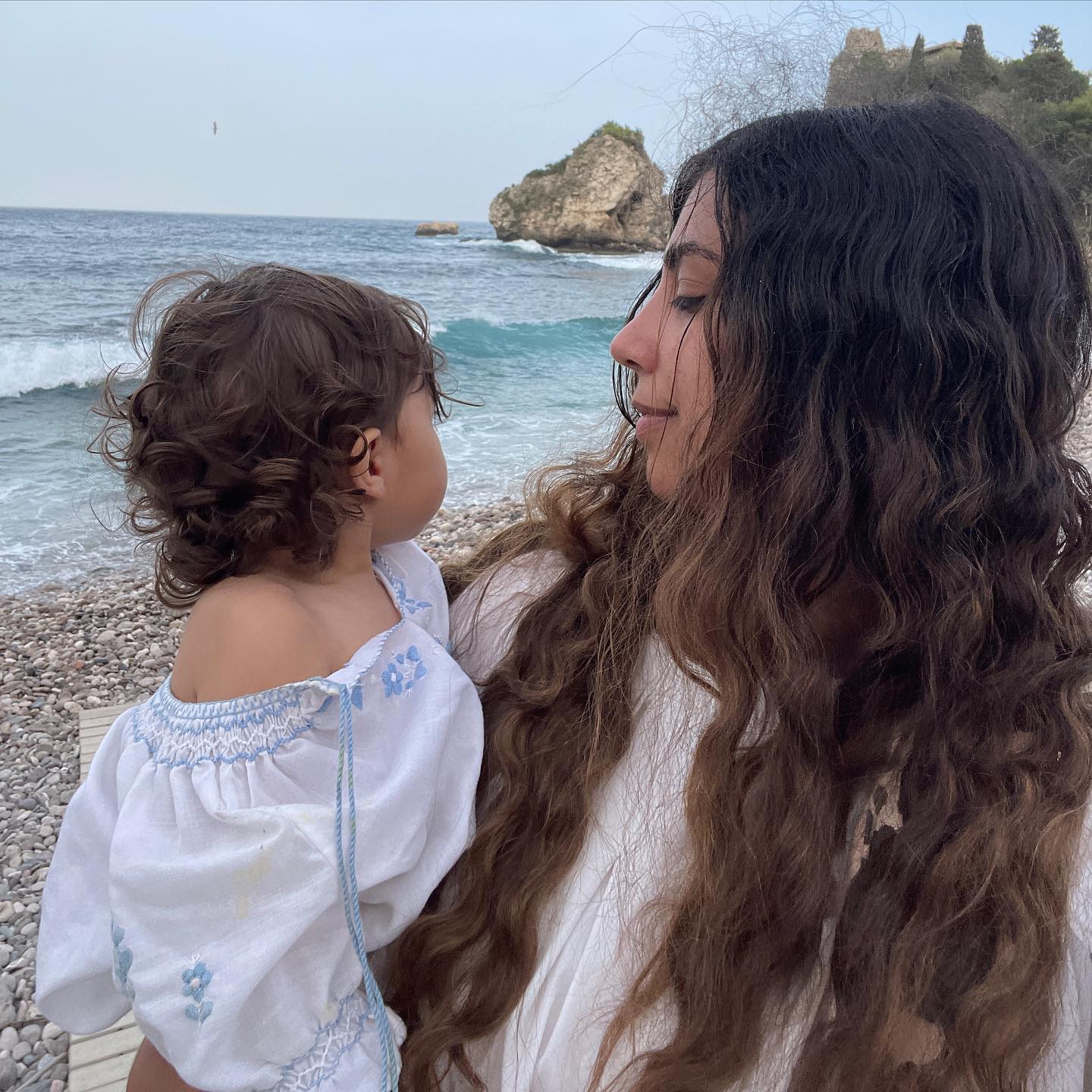 Officially landed back home today after a transformational trip to Budapest & Sicily with my one year old - slowly easing back into our routine, and looking forward to finishing out May with a special poetry workshop utilizing your intuition to support your art practices I will be teaching @icavcu.
I also have very limited availability for mediumship and psychic readings for June, so head over to my website at www.evanaroman.com to reserve a session. I can’t wait to dive back into doing your readings!
🩵
#psychicmediumreadings #medium #psychic #psychicmedium #mediumship #mediumshipreadings #lifeafterdeath #consciousness #perceptualstudies #spirit #spirituality #metaphysical #metaphysics #spiritualjourney #spirits #griefsupport #messagesfromspirit #messagesfromheaven