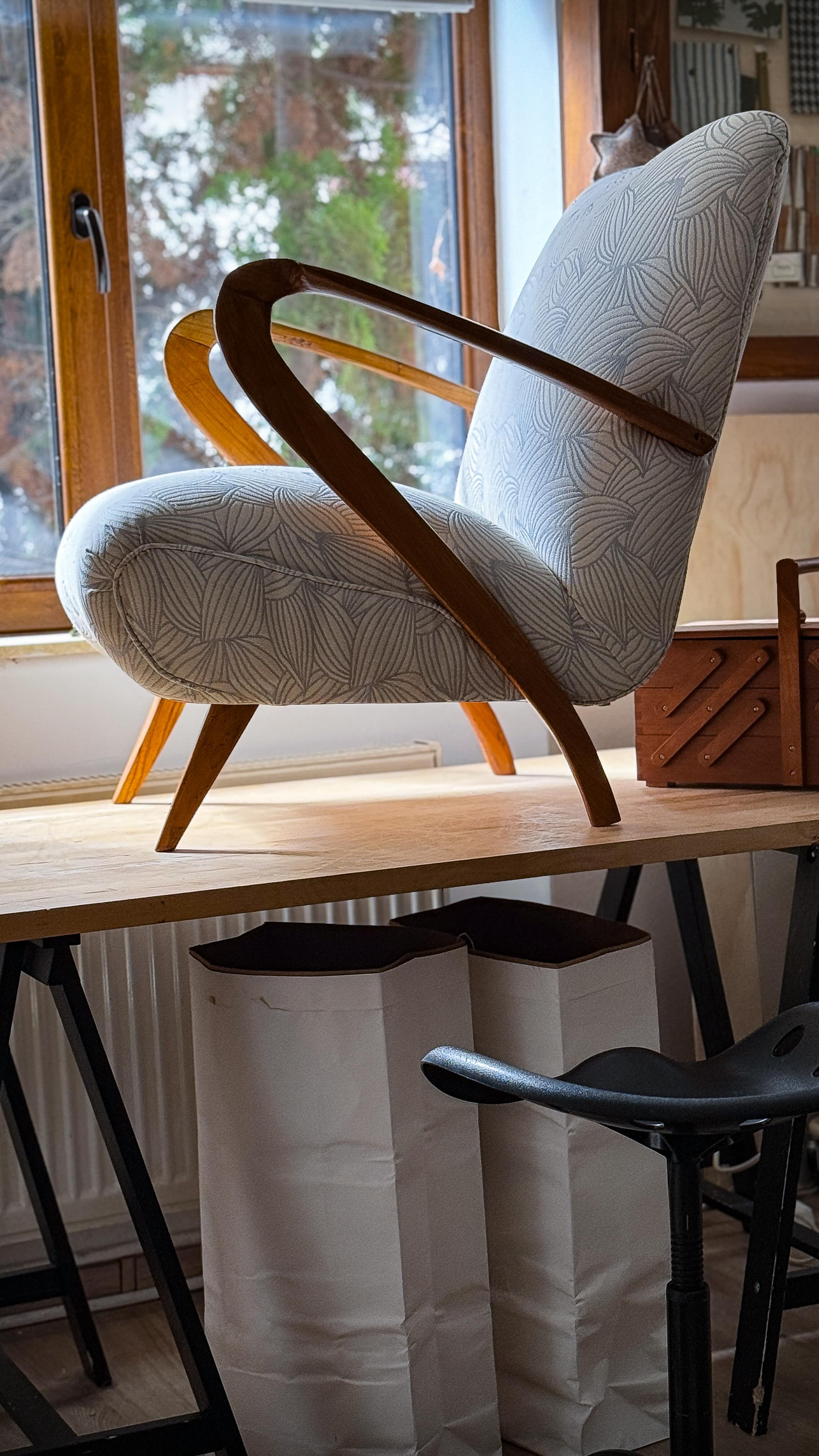 Fotoliul ăsta m-a păcălit rău.
Părea un refresh rapid… dar surpriză:
-arcuri rupte și strâmbe
-burete mai bătrân decât mine
- o „reparație” făcută pe fugă (și nu tocmai safe)
Practic, pe dinafară era drăguț, pe dinăuntru… haos 🙃
Pentru cine are răbdare să urmărească tot procesul 👀
promit că merită până la final ✨
Acum e nu doar frumos, ci și sănătos 🫶🏻
#retapitarefotoliu #beforeafter #retapitare #furnituremakeover