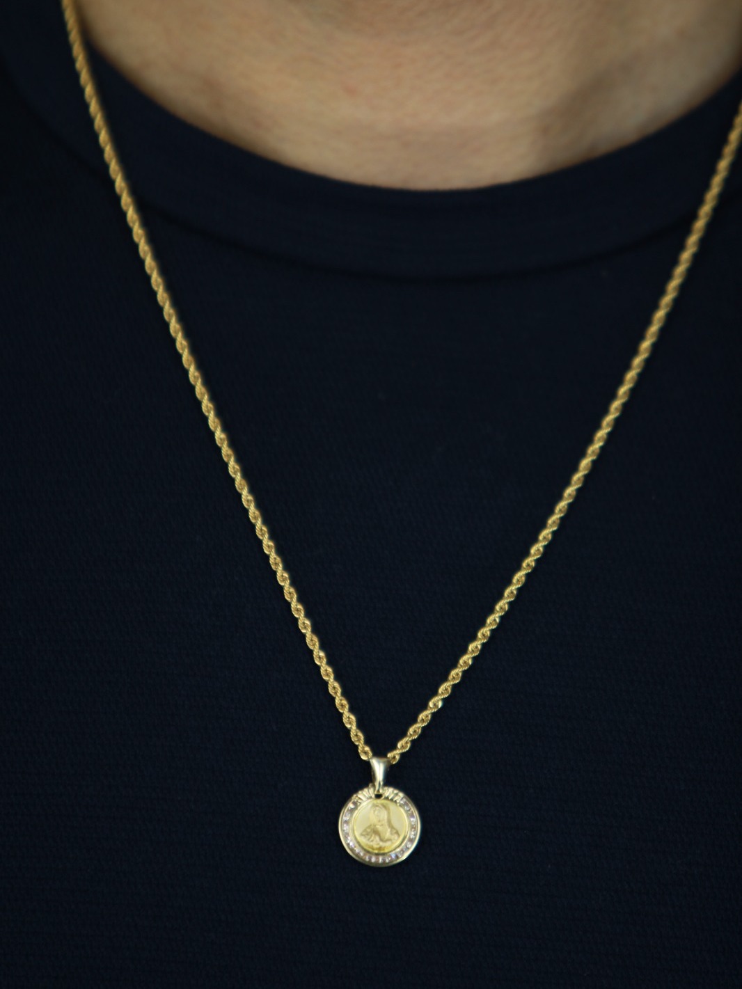 El collar que se vuelve parte de ti.
Una cadena de oro con medalla de la Virgen de Guadalupe, hecha para llevarla siempre.