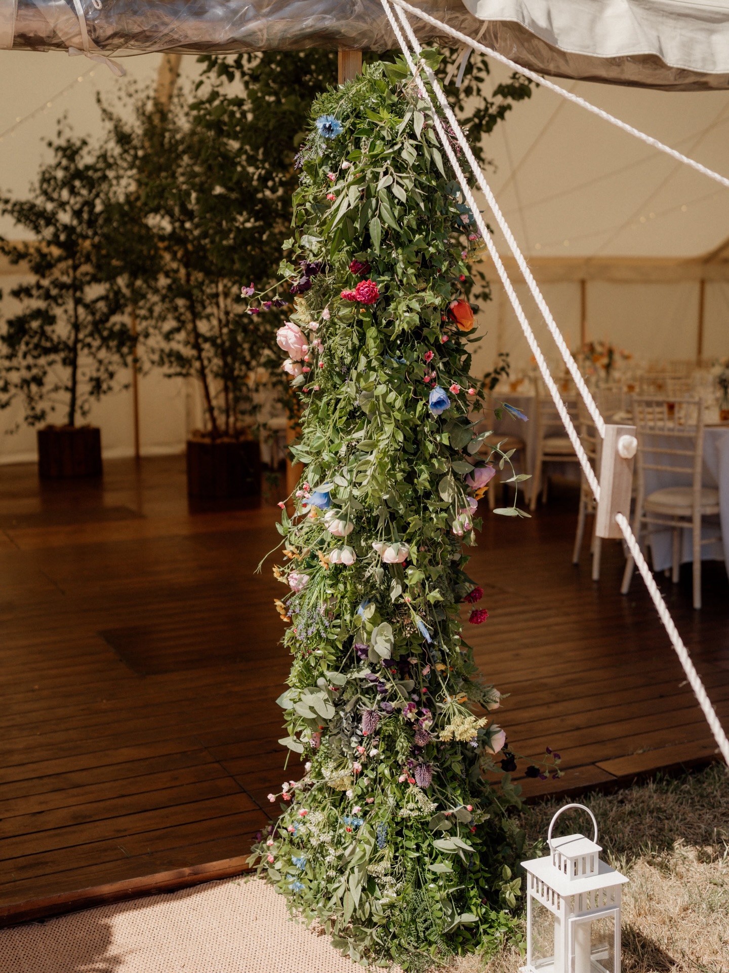 Floral towers are the perfect way to frame the marquee entrance; overflowing with blooms and lush foliage to create the ultimate wow factor from the very first glance.
A truly unforgettable welcome on either side of the entrance.
Florist - @foliageandfauxuk
#greenfarmmarquees #itsawills #flowertower