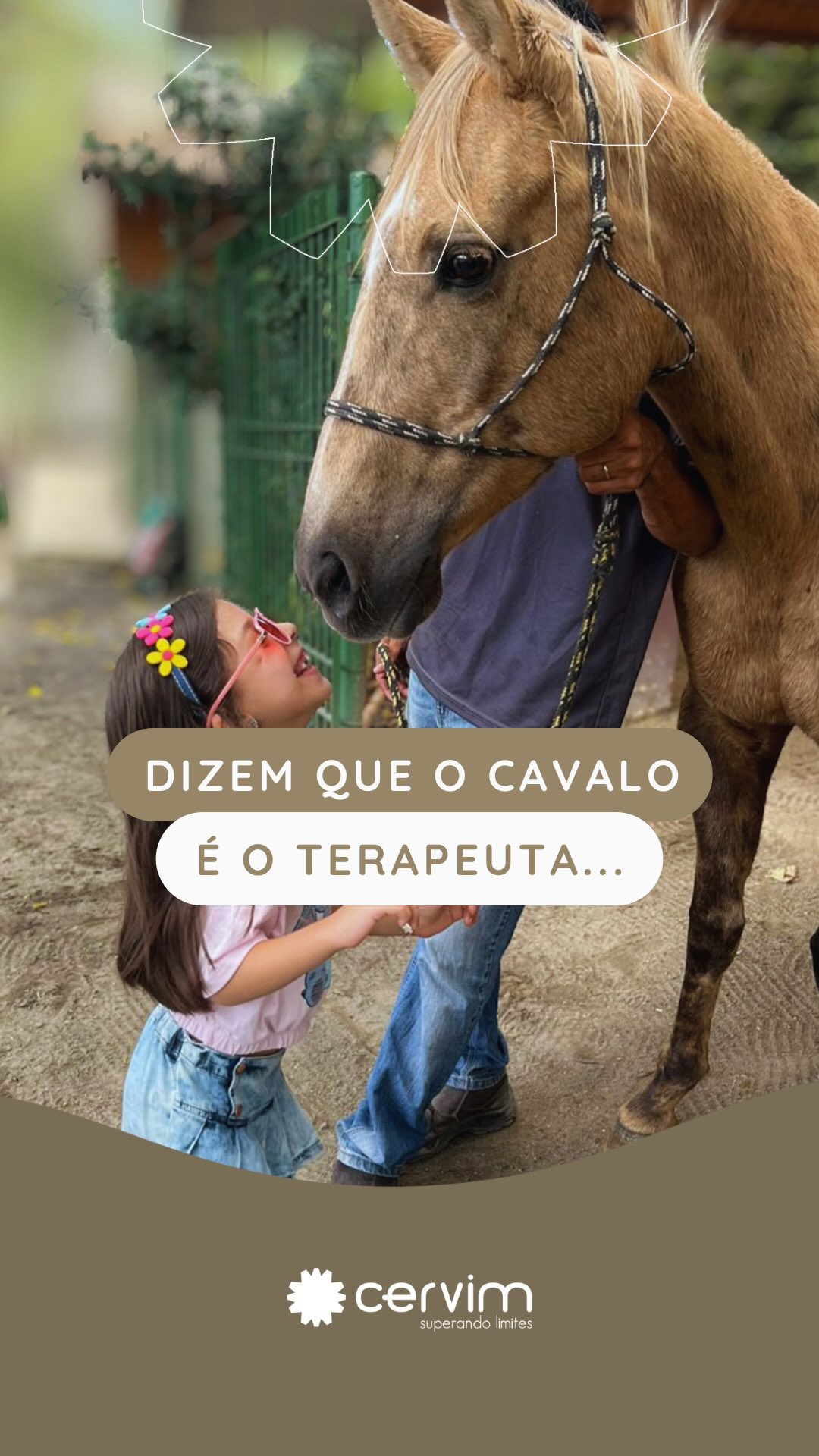 Tem encontros que parecem simples… mas carregam uma construção terapêutica profunda por trás.
Na Equoterapia, o cavalo oferece movimento, vínculo e regulação. Mas é o terapeuta quem avalia, direciona e transforma cada estímulo em ganho funcional.
É esse olhar técnico que faz a diferença, que entende o corpo, respeita o tempo e ajusta cada detalhe com precisão.
Sem essa condução, não há objetivo clínico.
Com ela, cada passo do cavalo se torna intervenção.
Equoterapia é técnica, é vínculo e é responsabilidade em cada evolução. 💙
#Cervim20Anos #Equoterapia #cervim #terapiacomcavalos #desenvolvimentoinfantil
