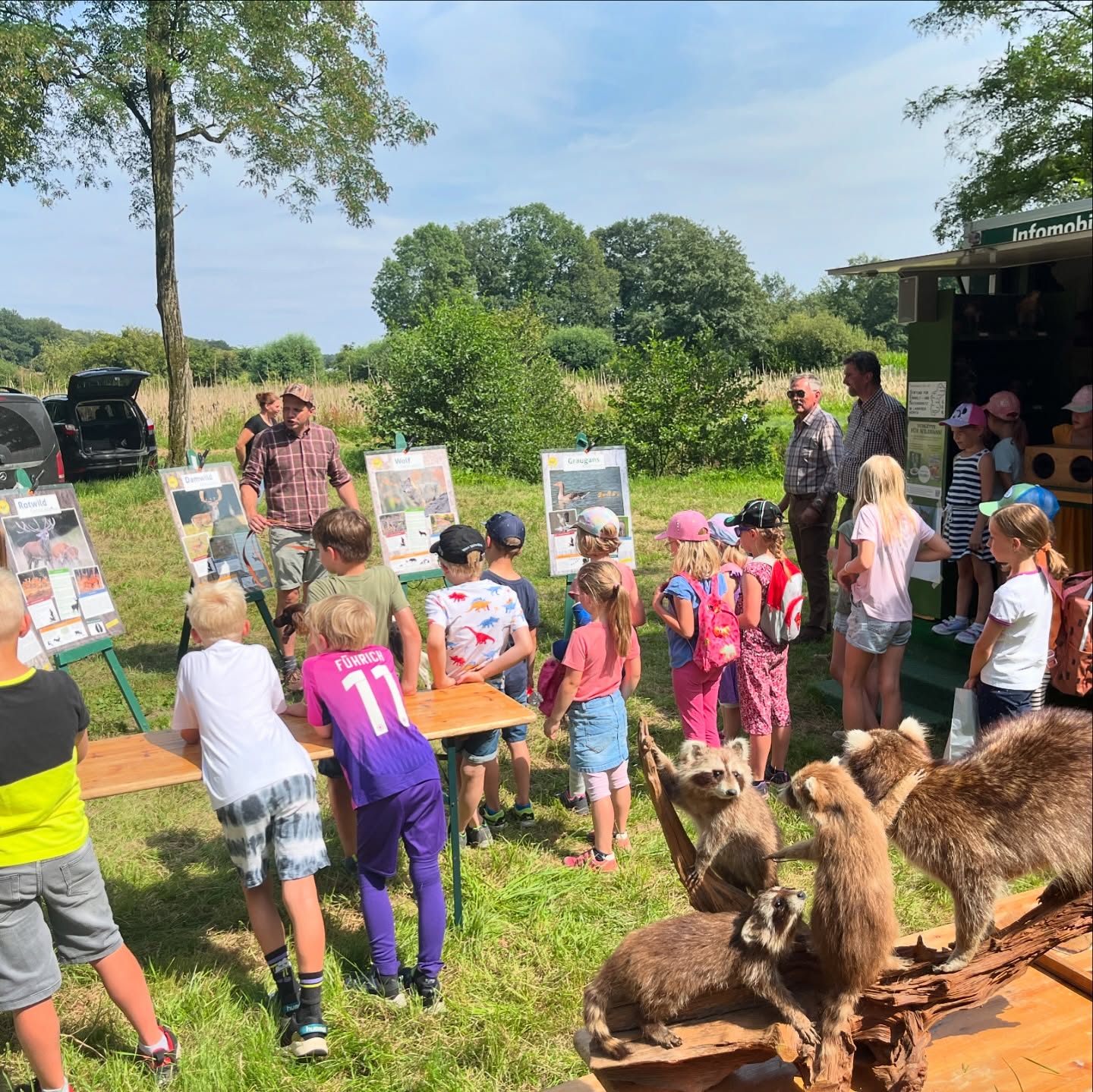 Ferienpassaktion 2024 🥳 Danke an alle Mitwirkenden!
Knapp 30 Kinder konnten am Mittwoch Eindrücke in den Alltag des Jägers erlangen: Wildtierkunde, Jagdhornblasen, Revierarbeit, Jagdhunde in Action… Von einem Hochsitz aus konnten die Kids schätzen, wie weit der Rehbock entfernt steht. Und für‘s aufmerksame Aufpassen und Mitmachen gab es am Ende den Kinderjagdschein und natürlich Kuchen und eine leckere Wurst vom Grill. Wir freuen uns aufs nächste Jahr!
#hegeringdinklage #ferienpass #ferienpassaktion #kinderjagdschein #einblickindiejagd #dinklage #landkreisvechta @stadt.dinklage